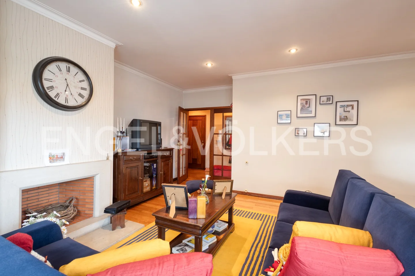Three-Bedroom Apartment 5 min Walking Distance from the Historic Center
