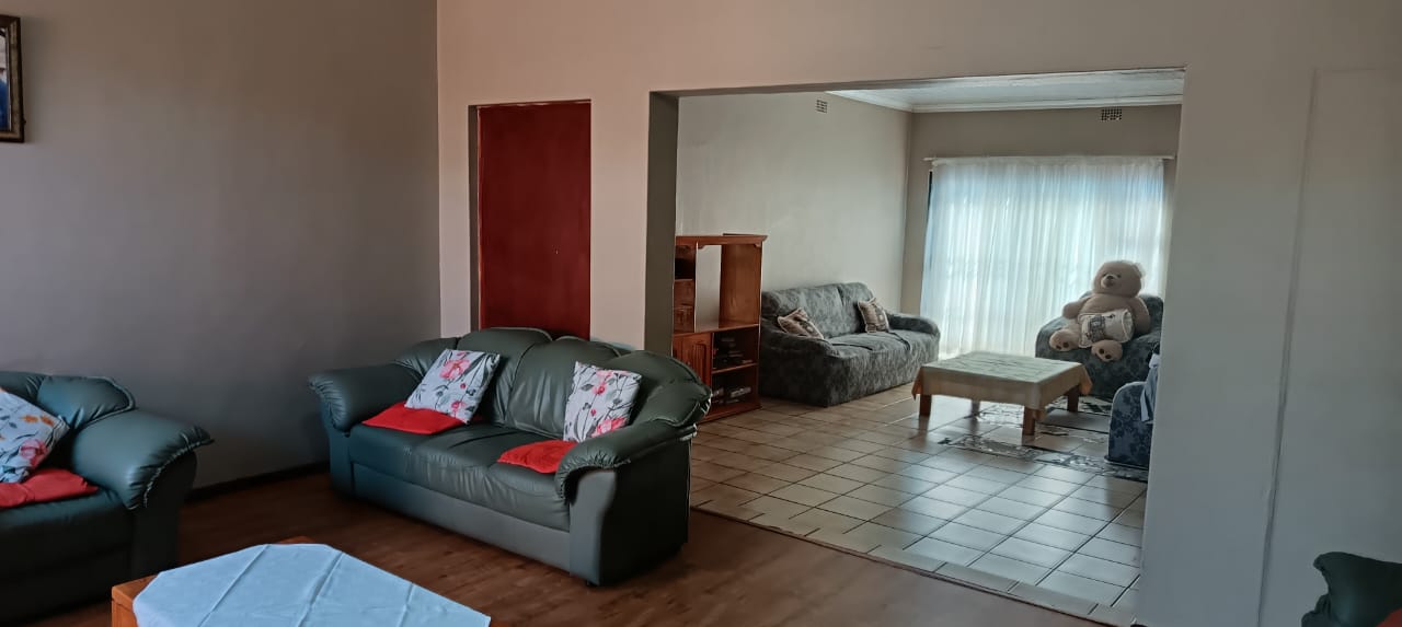 STUNNING,ELEGANT & SPACIOUS FAMILY HOME