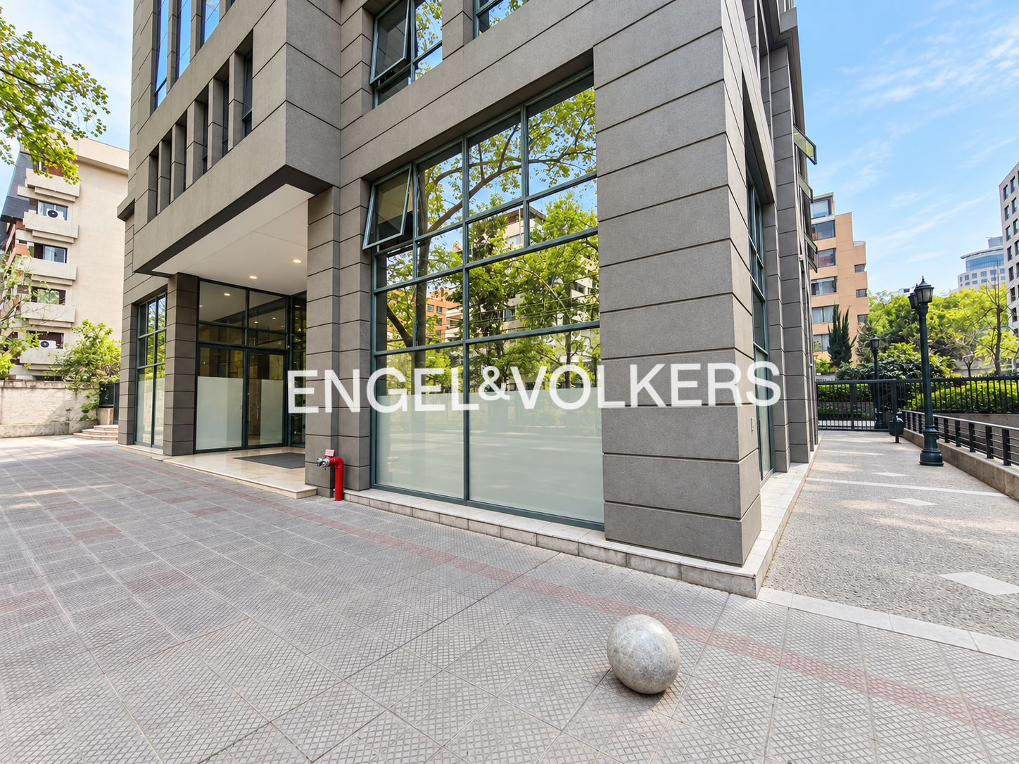 Local comercial de 98 m2 con 3 privados en Providencia, sector Poniente