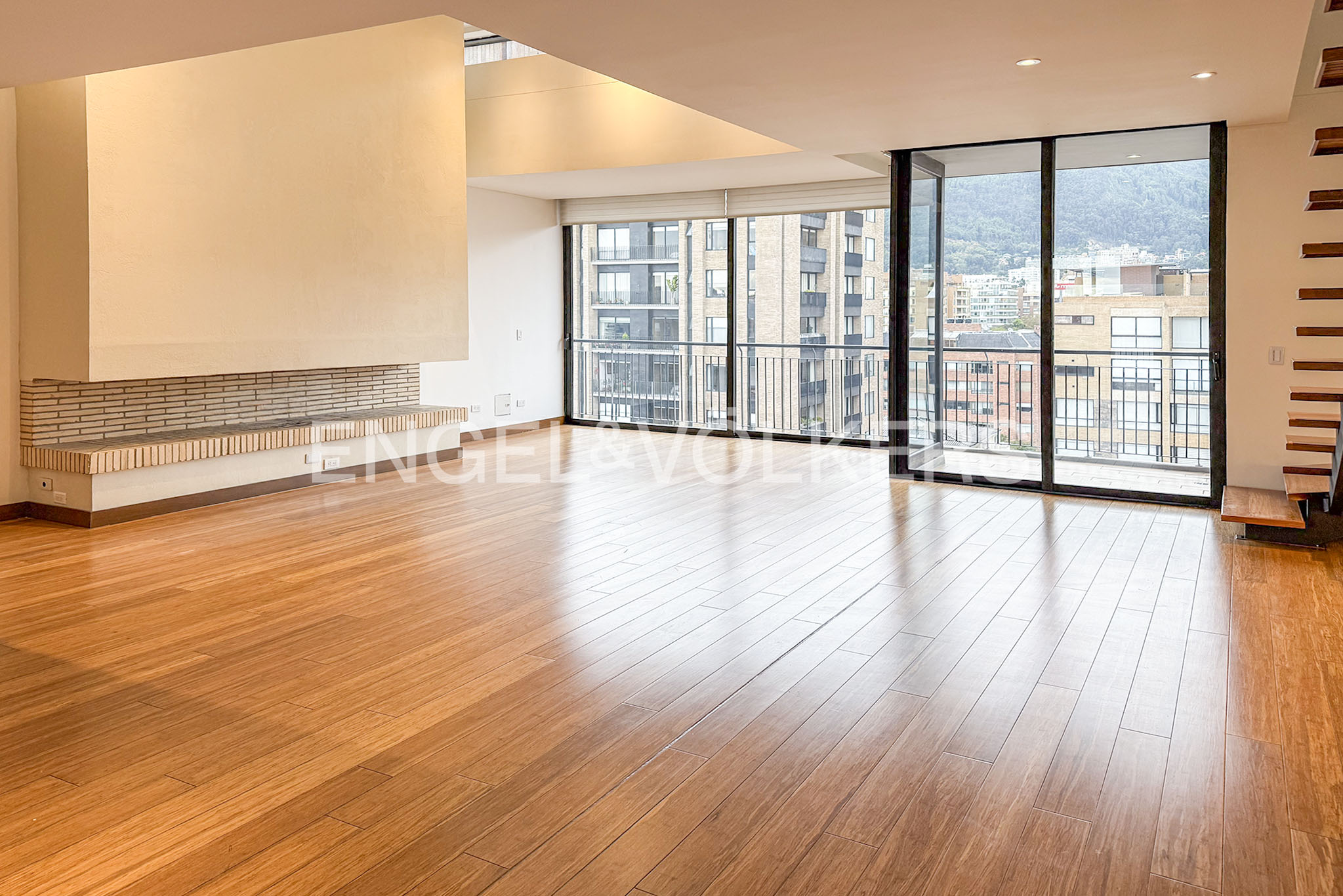 Penthouse moderno con terraza y balcones para arriendo en El Virrey
