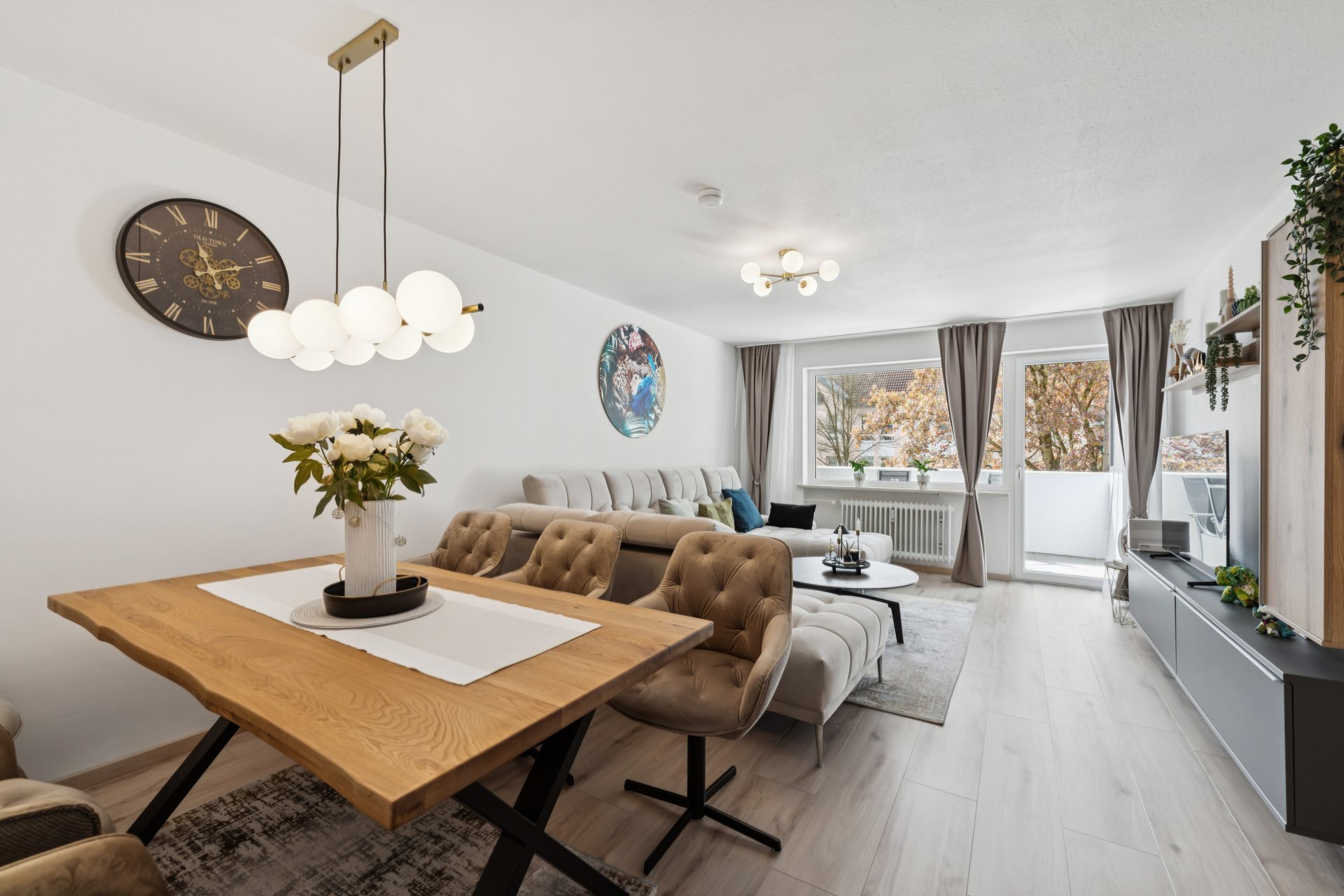 Umfassend modernisierte 2-Zimmer-Wohnung mit Balkon & TG-Stellplatz / Erbpacht