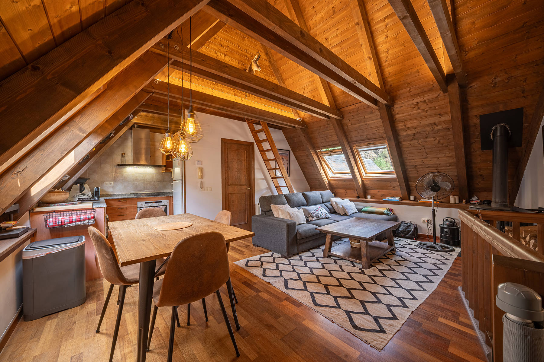 Bright attic-style triplex in Aubert