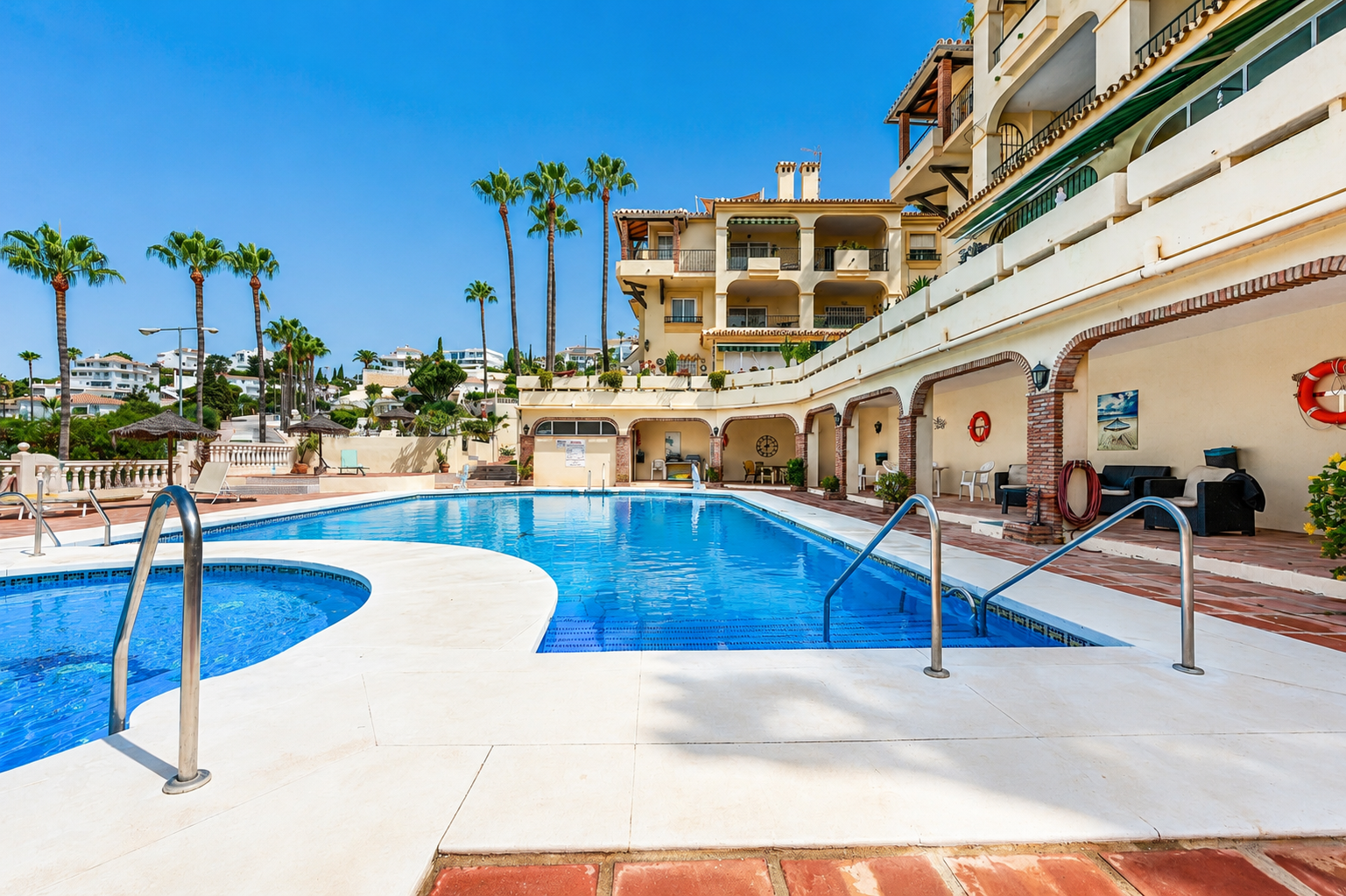 A stunning flat with breathtaking sea views – just a stone’s throw from the shops and the beach