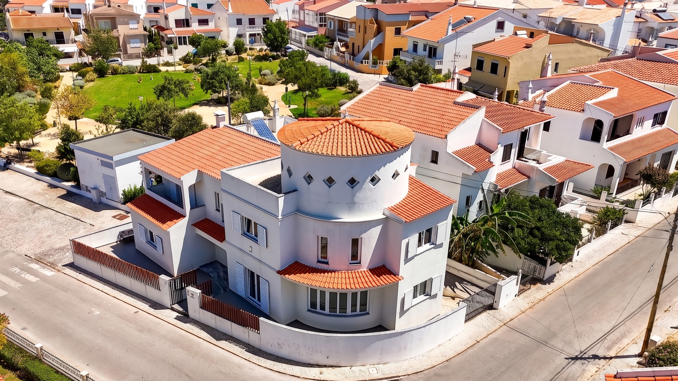 Renovated 5-Bedroom Villa in a Quiet and Well-Located Development in Loulé