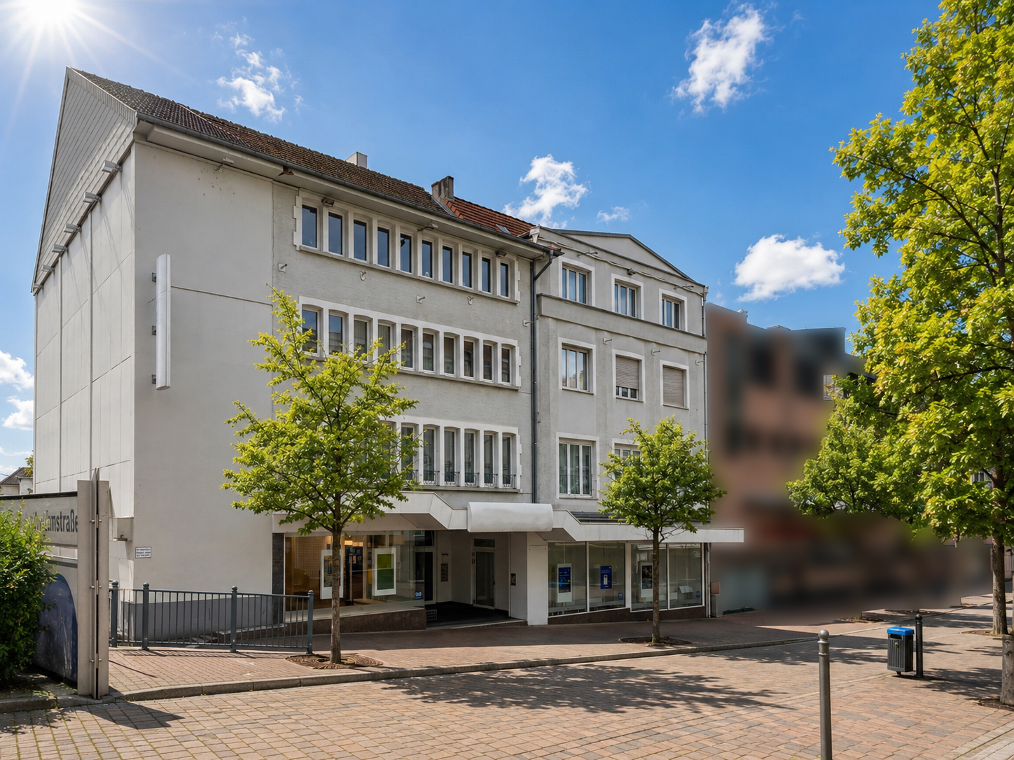Großzügiges Wohn- und Geschäftshaus mit Parkfläche – Attraktives Investment für Investoren!
