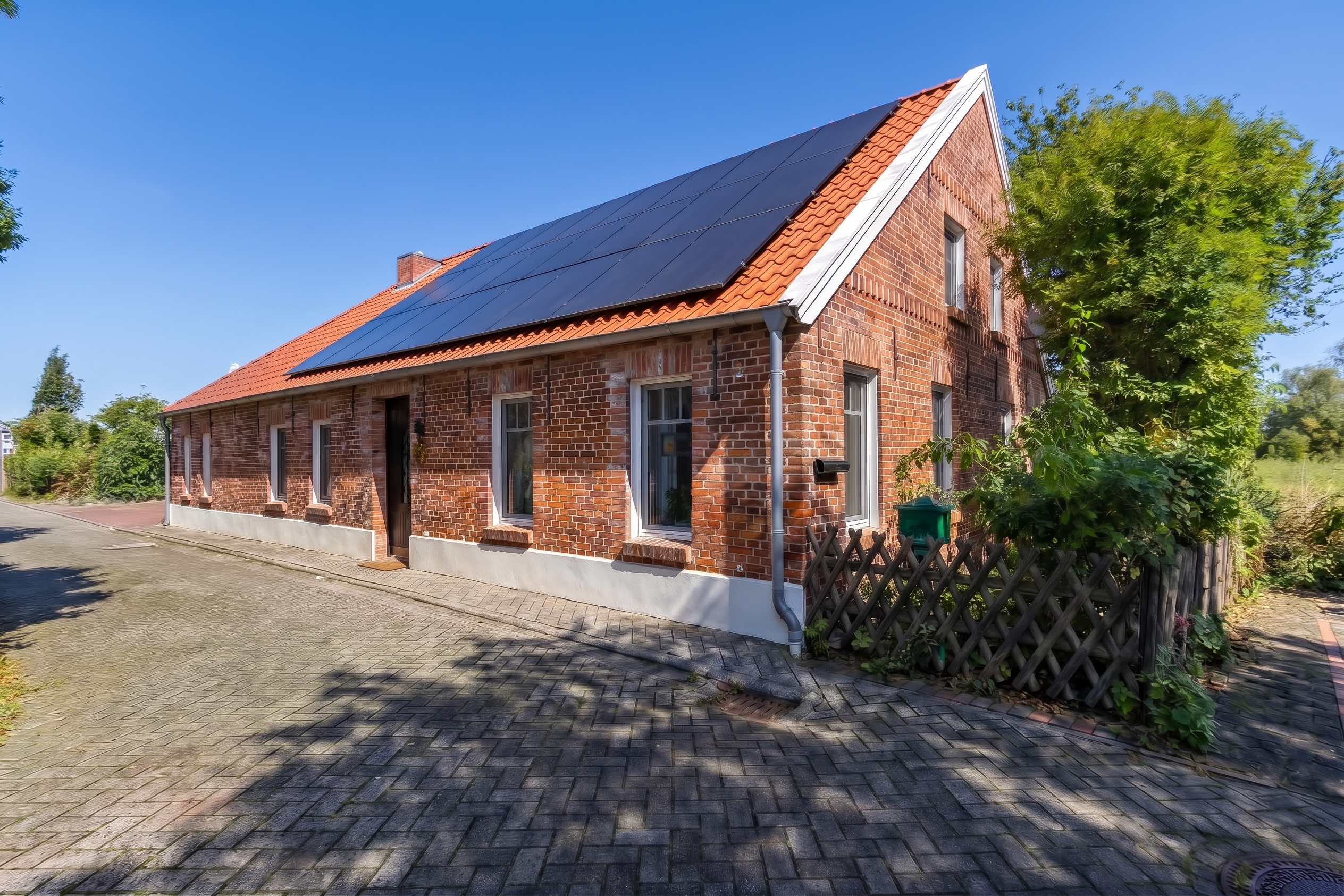 Historisches Landhaus mit Charme – traumhafter Garten und freier Weitblick [KI-modifiziert]