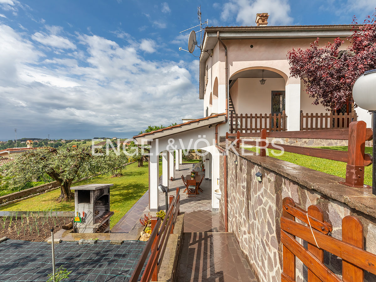 Esclusiva villa trifamiliare in Riano