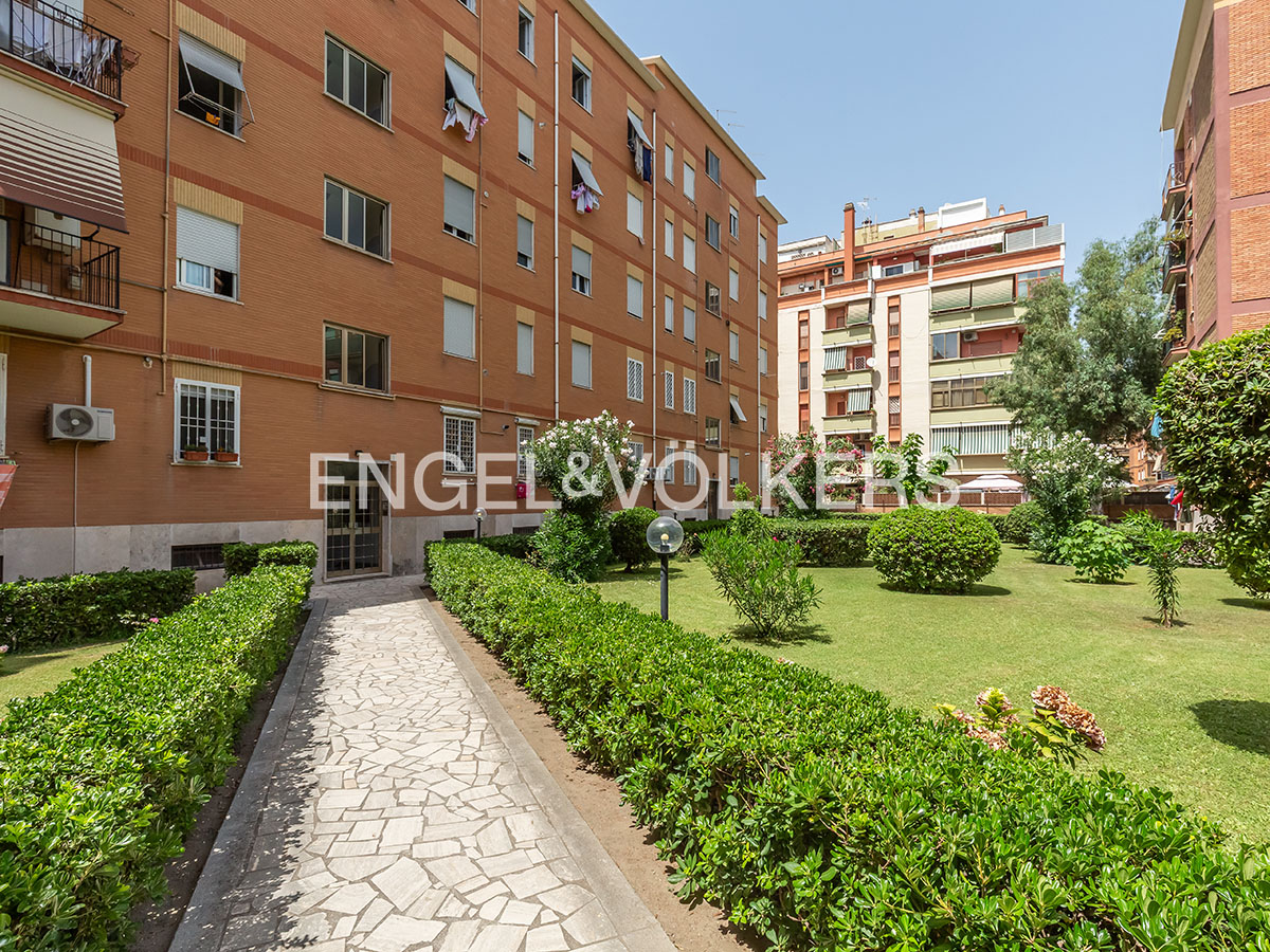 Central Ostia – bright 3-room apartment with cellar on Viale Vasco de Gama