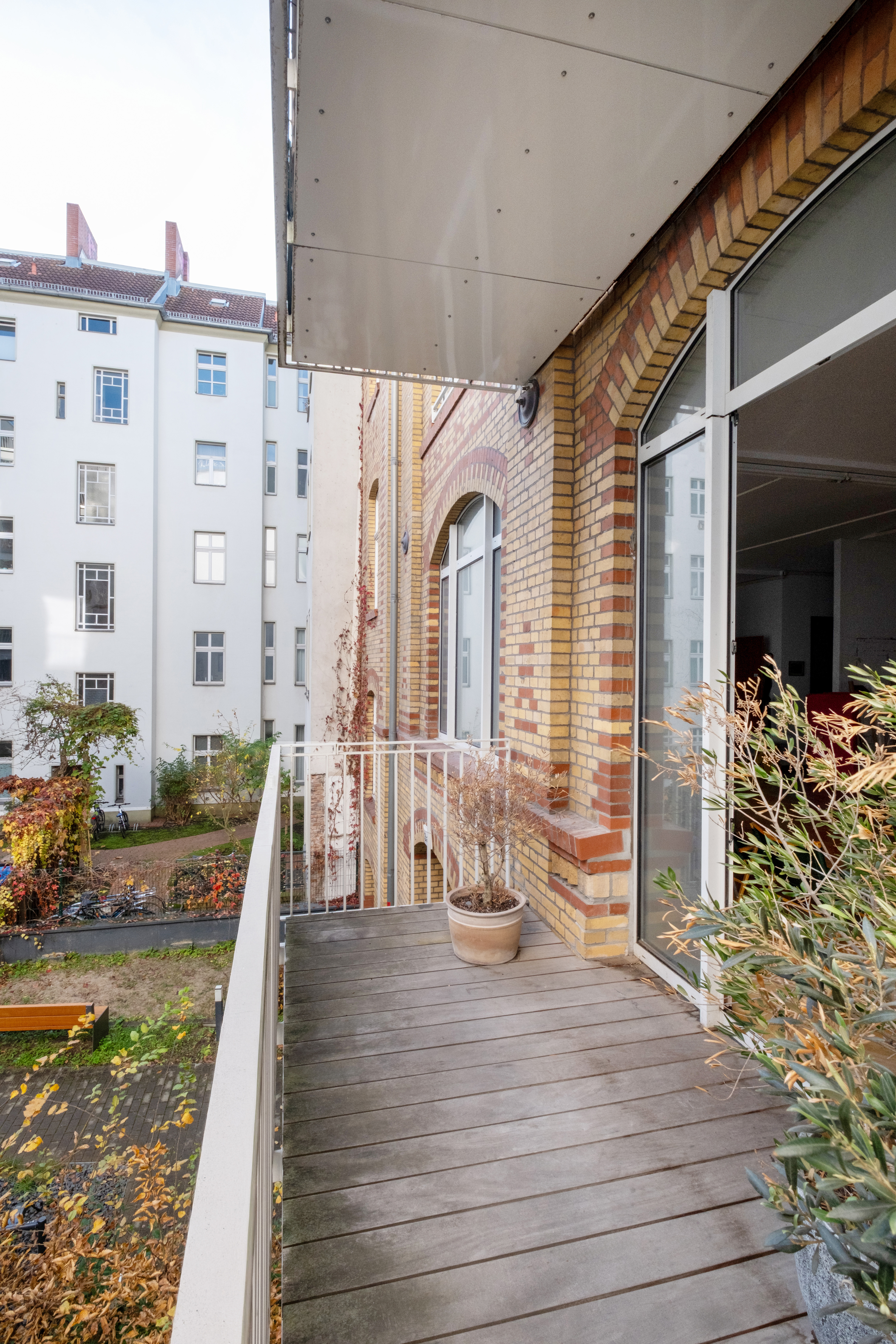 Pure industrial culture: Spacious factory loft with studio flair near Helmholtzplatz