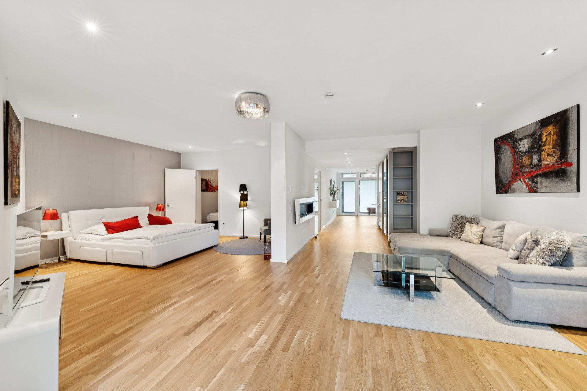 Modern, spacious ground-floor apartment with terrace in Bogenhausen