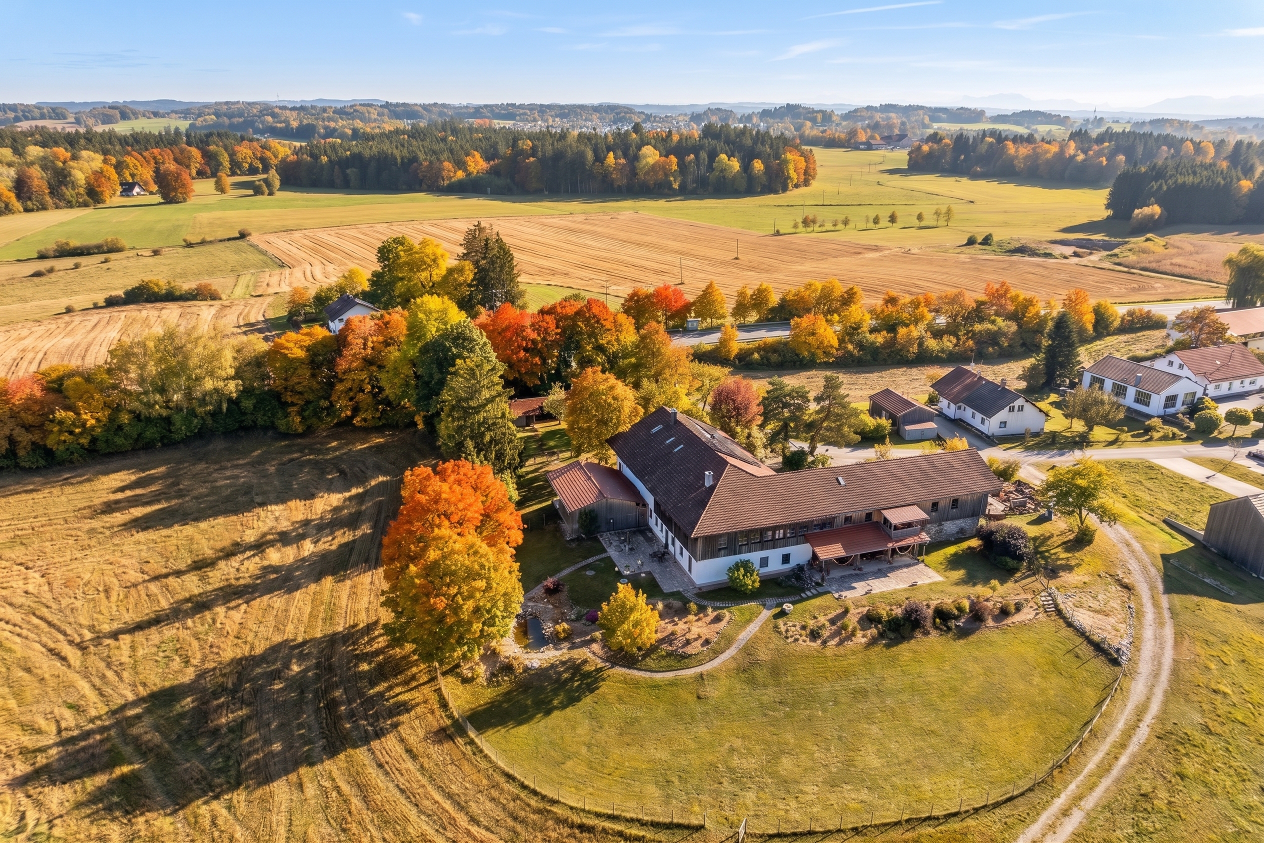 Landsitz - Stilvolle Eleganz, gelebte Geschichte und außergewöhnliche Möglichkeiten zwischen München und Chiemsee [KI-modifiziert]