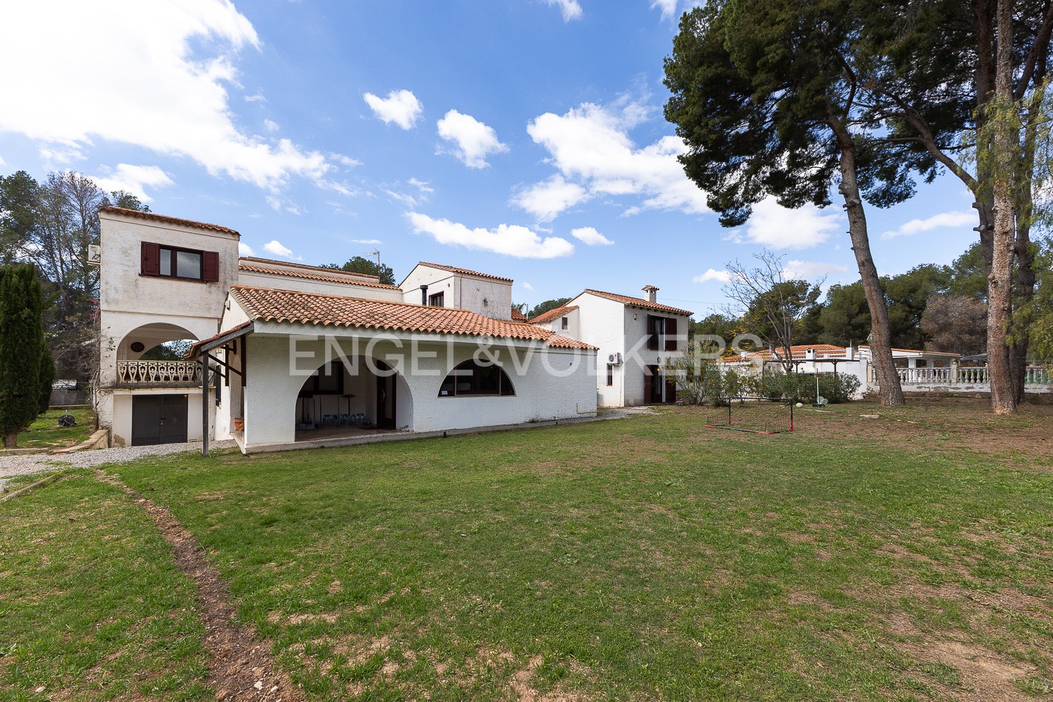 Property with big plot of land with swimming pool in Bétera, Valencia