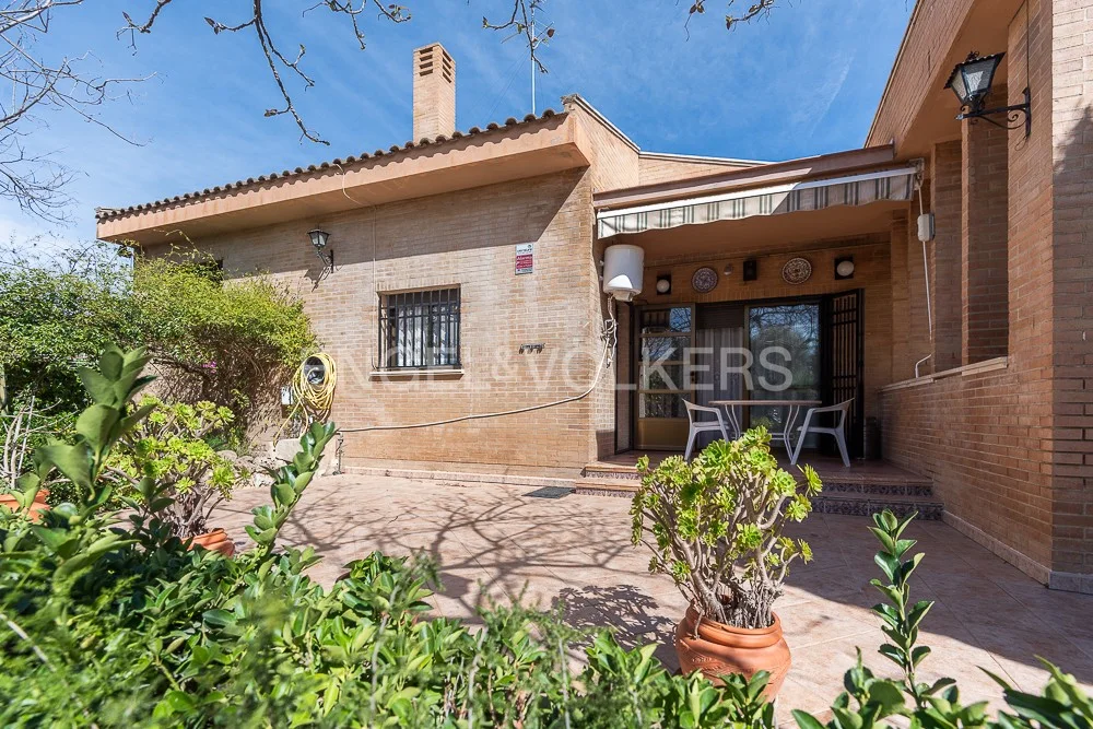 Detached house with garden in the urban center of Chiva