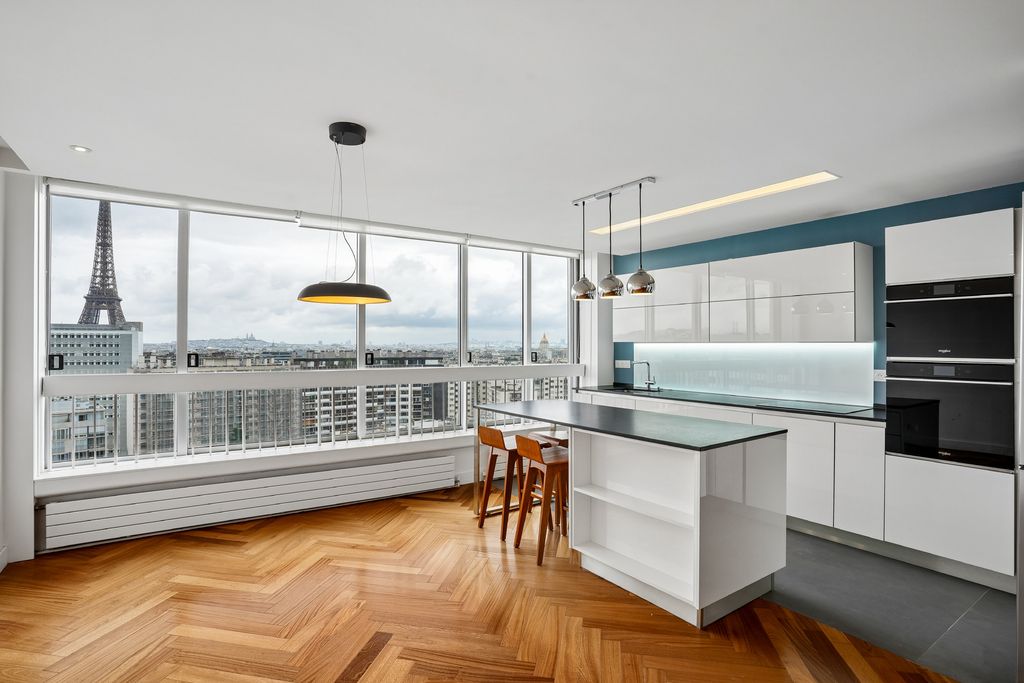 Élégant T5 en étage élevé – vue panoramique sur la tour Eiffel, les toits et monuments de Paris