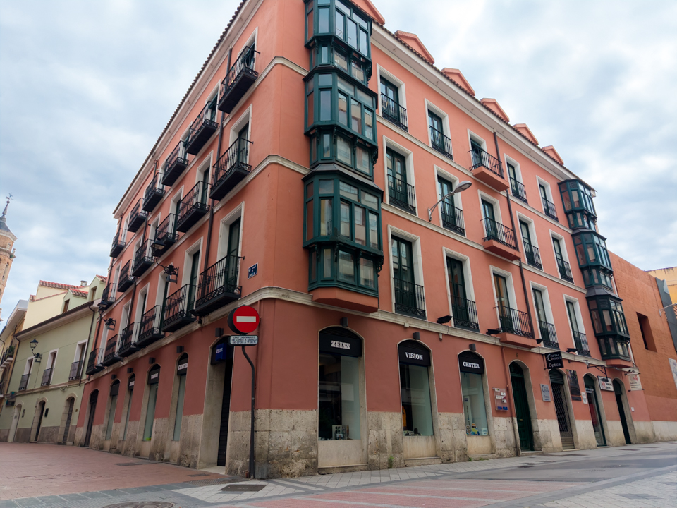 Luz, amplitud y exclusividad en calle Regalado