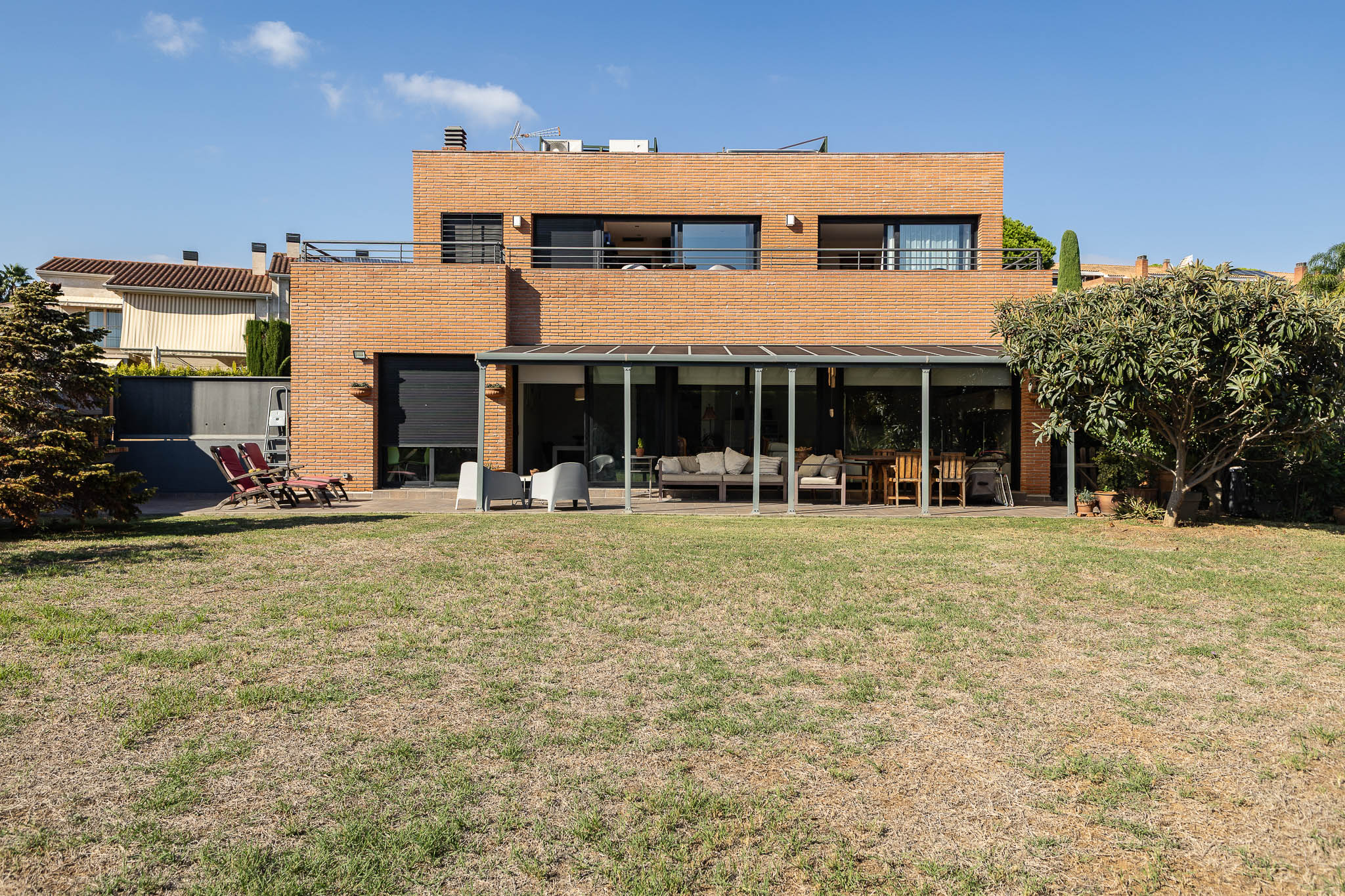 Elegant house with garden and sea views in Sant Vicenç de Montalt, Barcelona: sophisticated design, and an exclusive Mediterranean