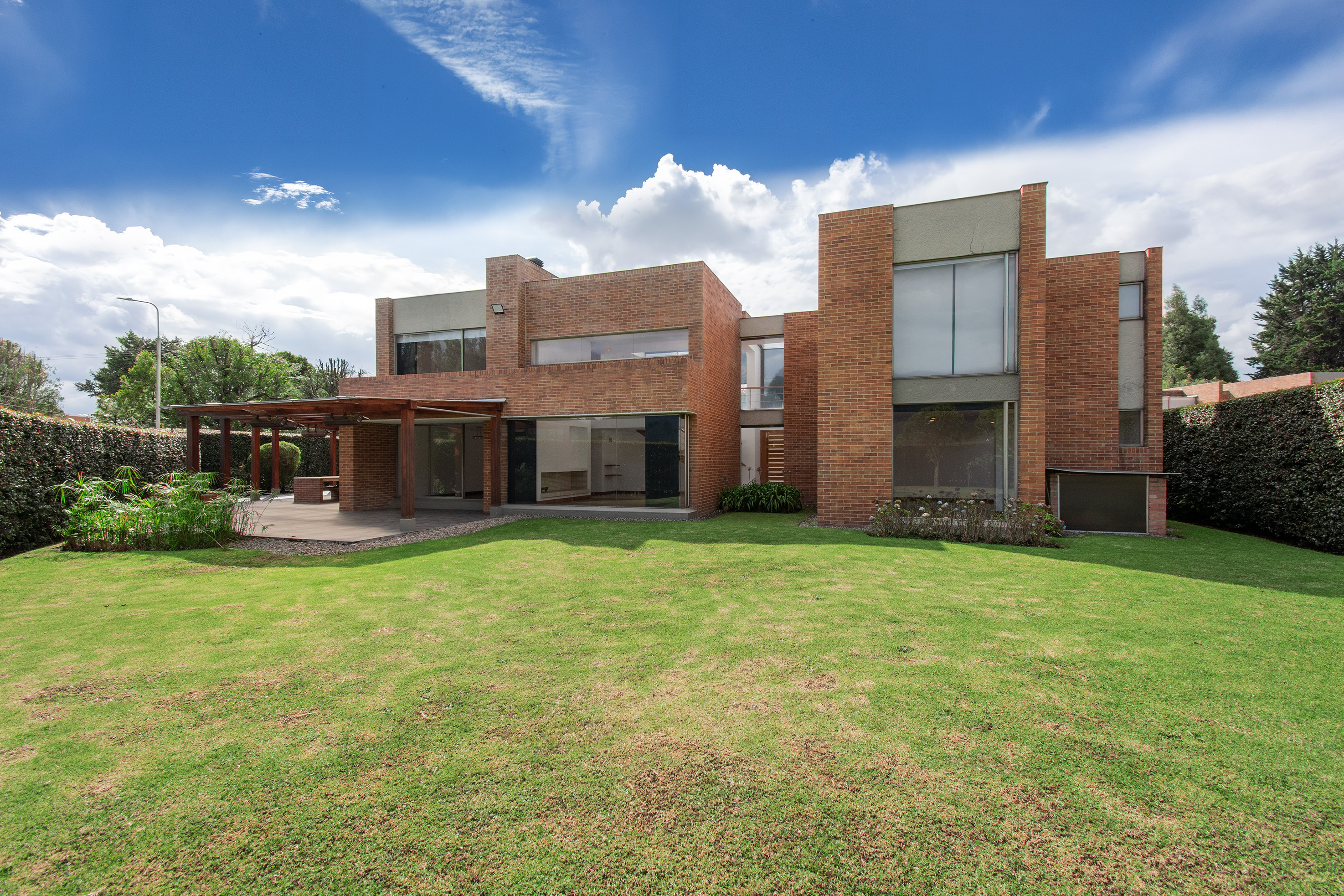 Se arrienda moderna casa en San Simón, Guaymaral