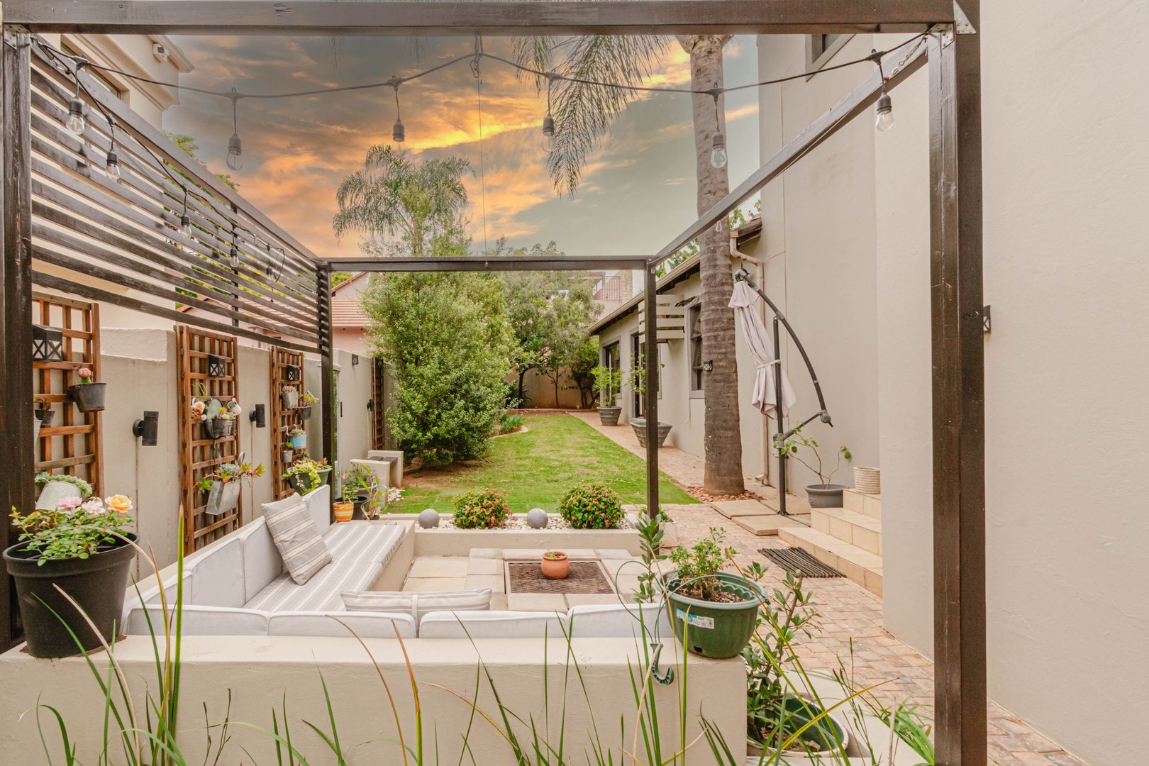 Family Home with 5 Bedrooms + Study - Eagle Canyon Golf Estate