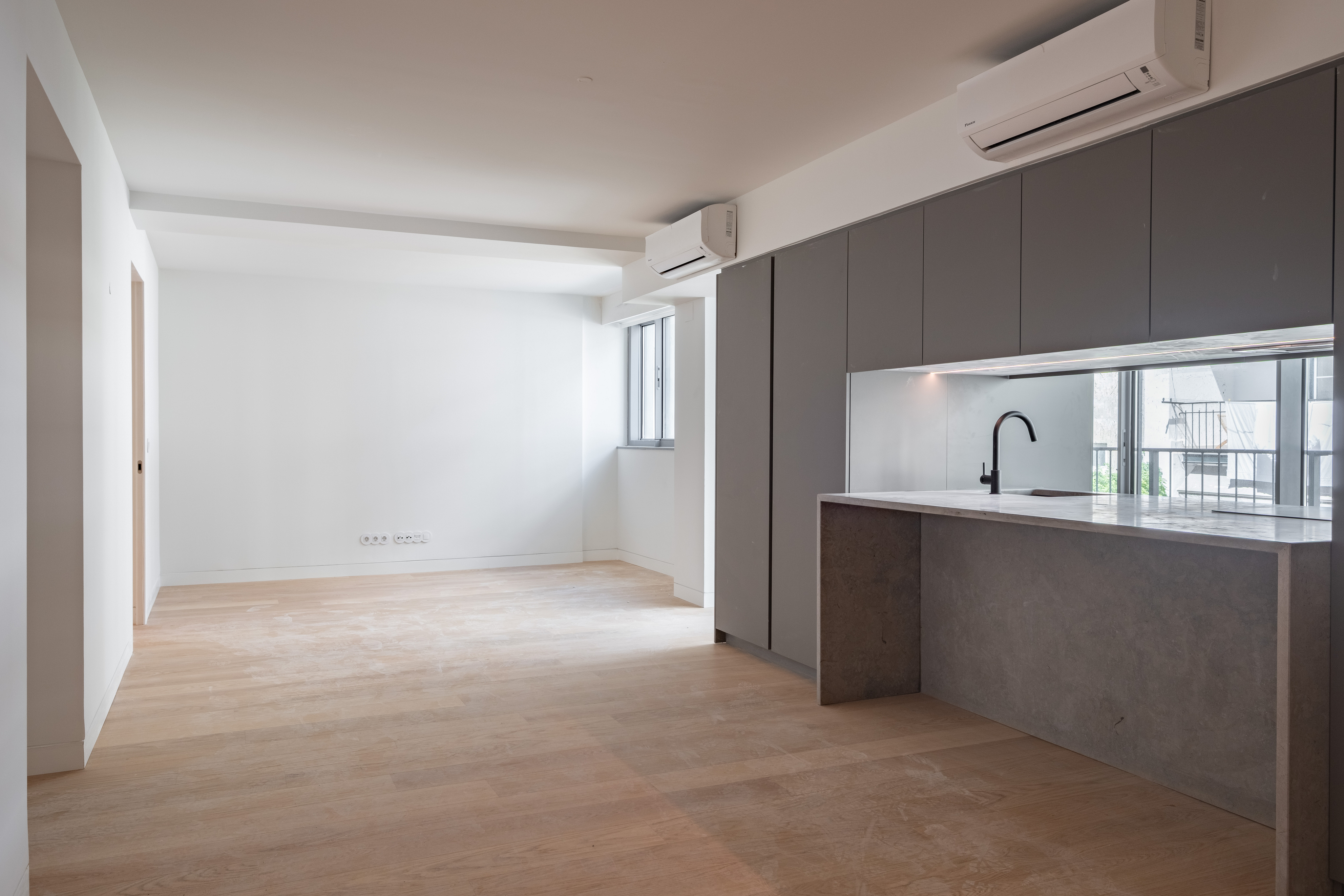 Luxury Urban Refuge: 2+1 bedroom flat on Avenida Infante Santo