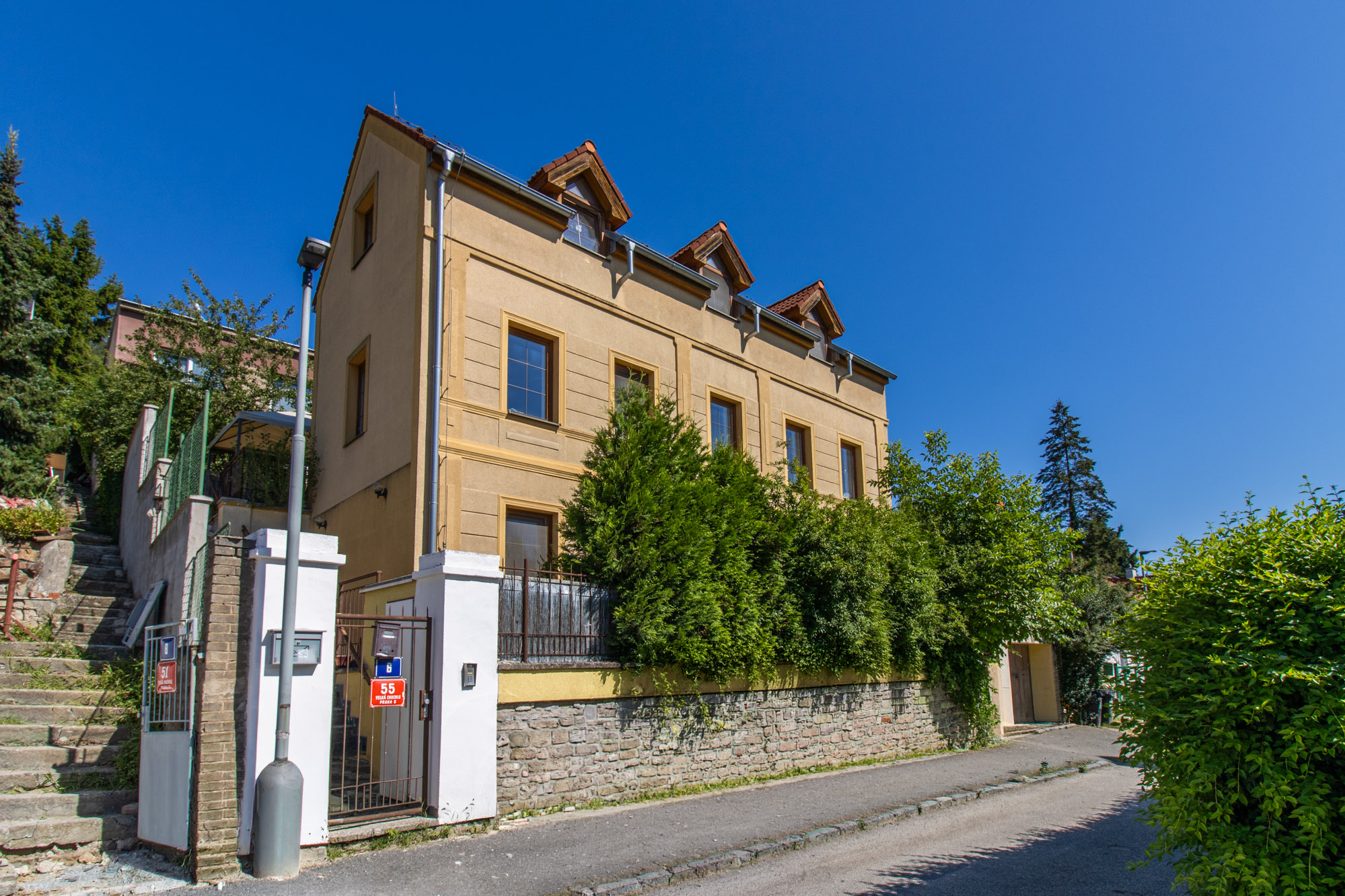 Prodej rodinného domu 7+2kk se čtyřmi terasami, zahradou a dvougaráží v klidné části Prahy