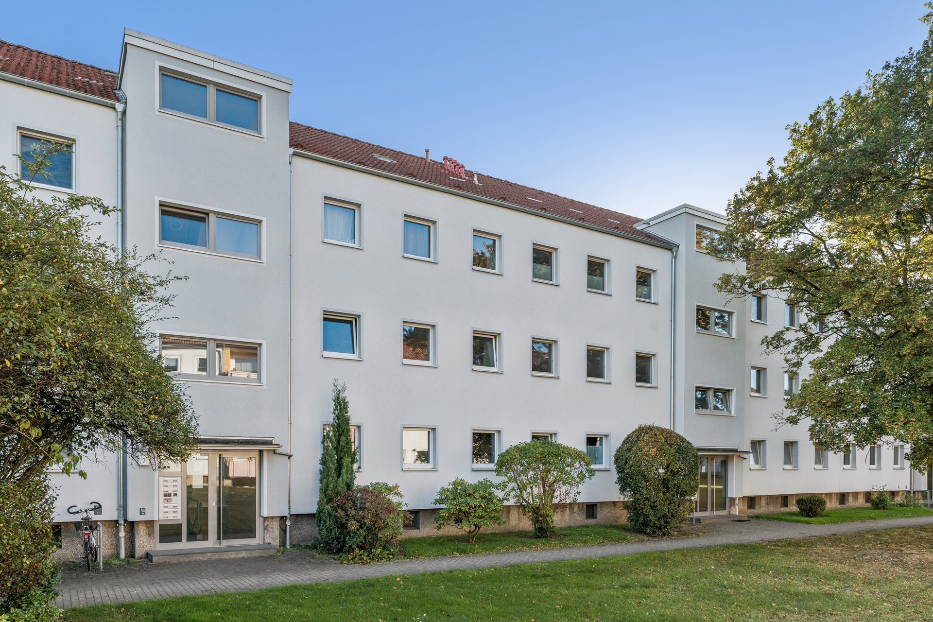 Groß-Buchholz: Attractive Apartment with South-Facing Balcony and Great Potential in a Sought-After Location
