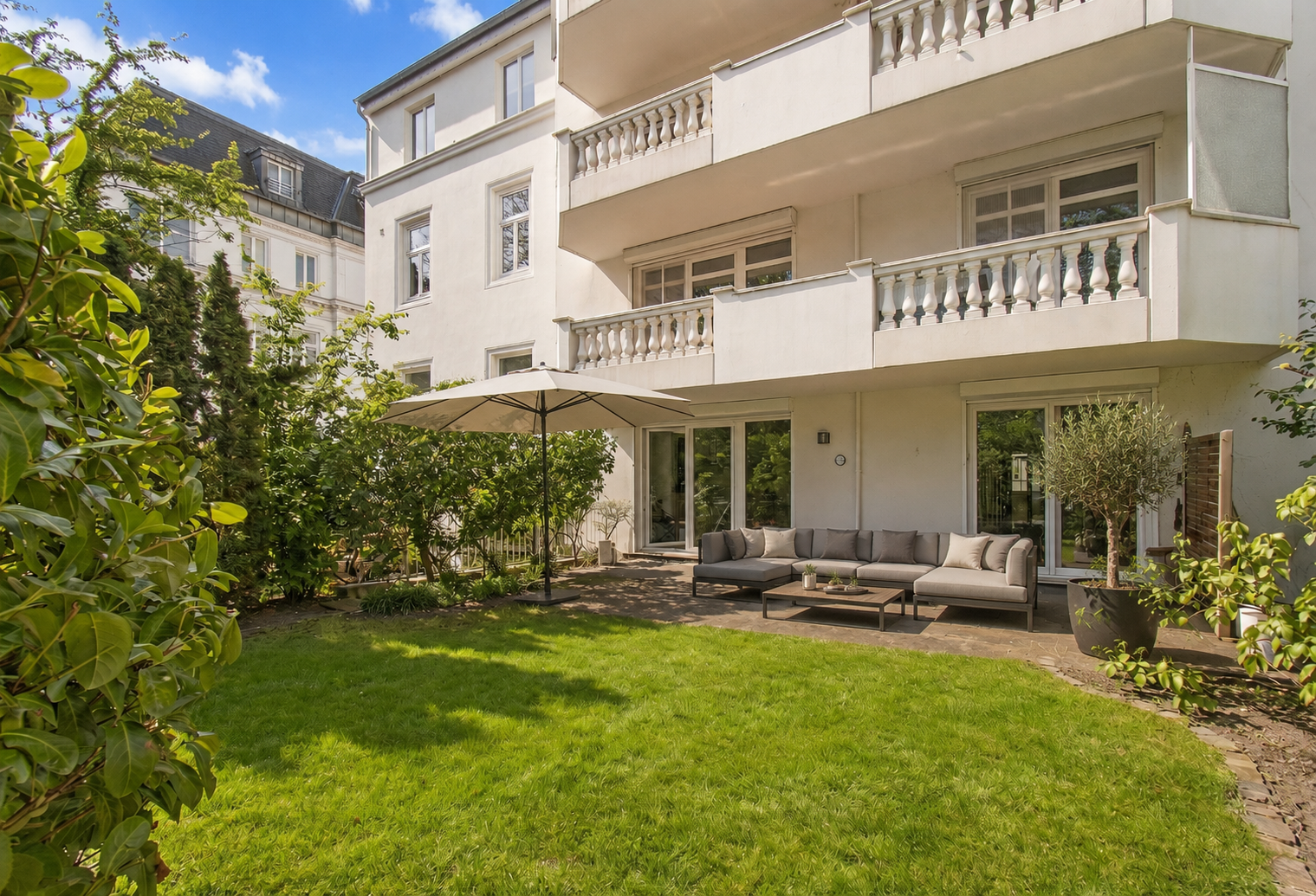 Ihr Platz im Grünen mit großer Terrasse.