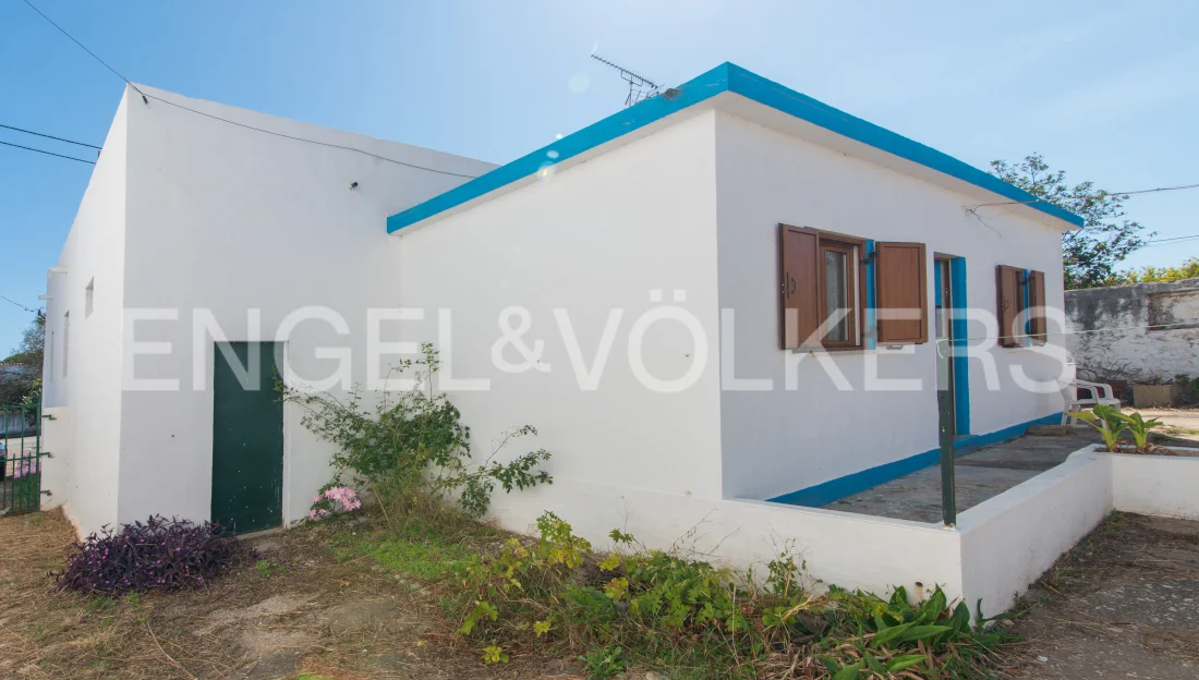 Traditional detached house with warehouse and 4 annexes