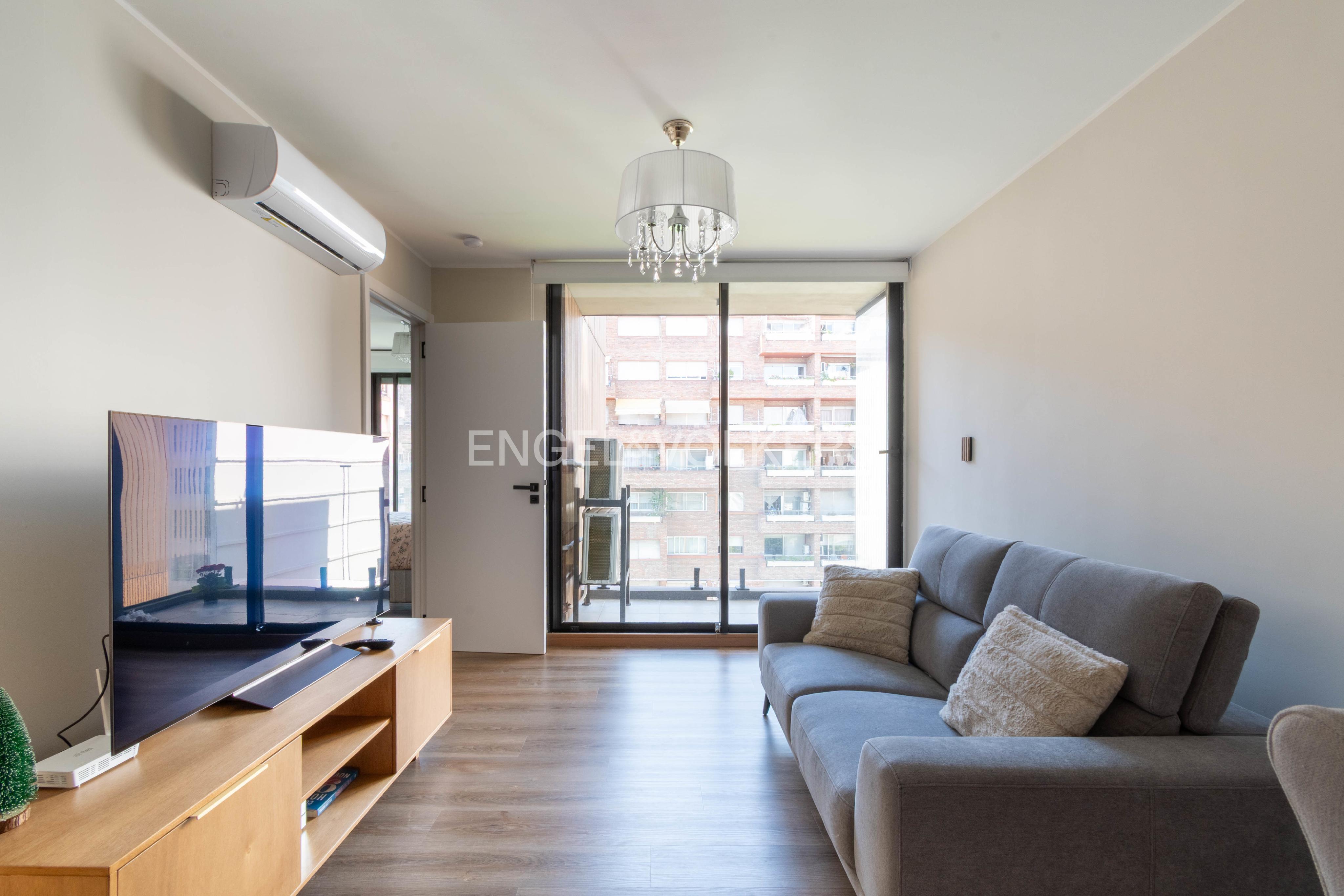 Sale of a Premium 1-bedroom Apartment, on a high floor with excellent amenities, steps from the Rambla