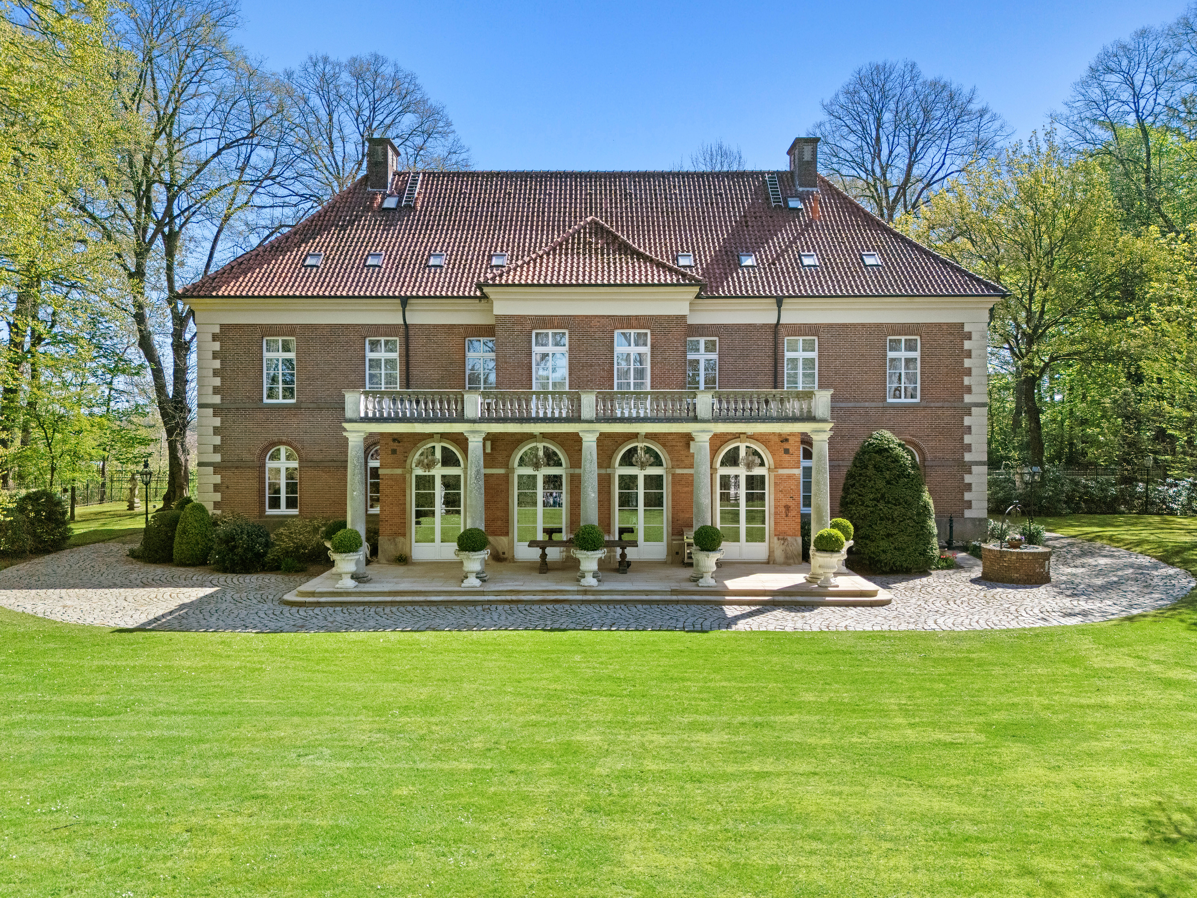 Repräsentative Villa Nienhaus mit großzügiger Parkanlage