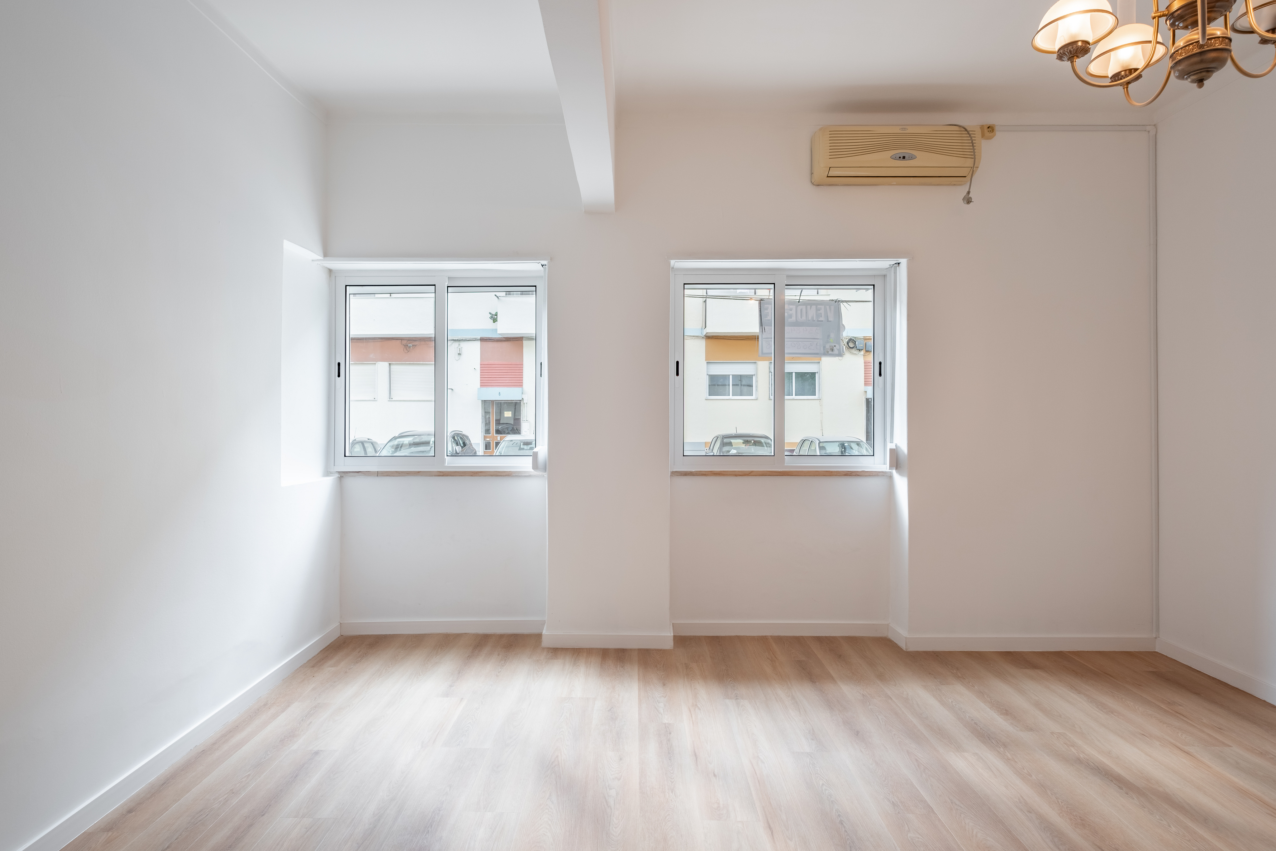 Spacious renovated 2-bedroom | Prime location in Verderena, Barreiro