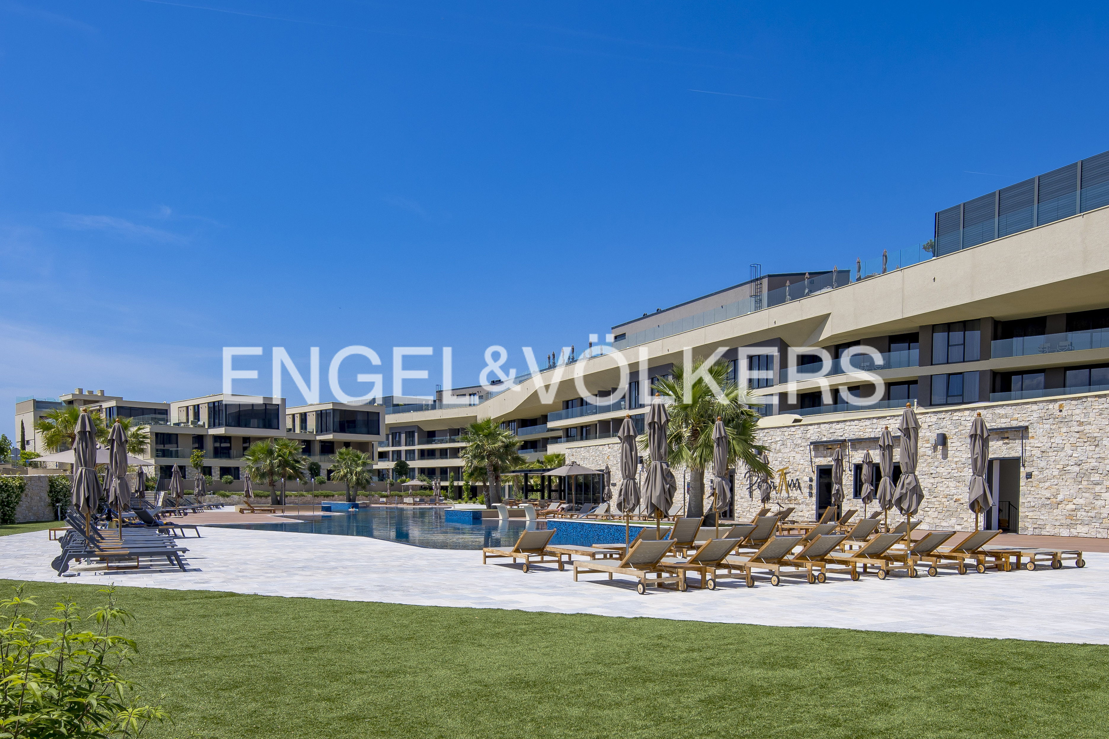 Exclusive Living at Petram Resort – Modern 2.5-Room Luxury Apartment with First-Class Amenities