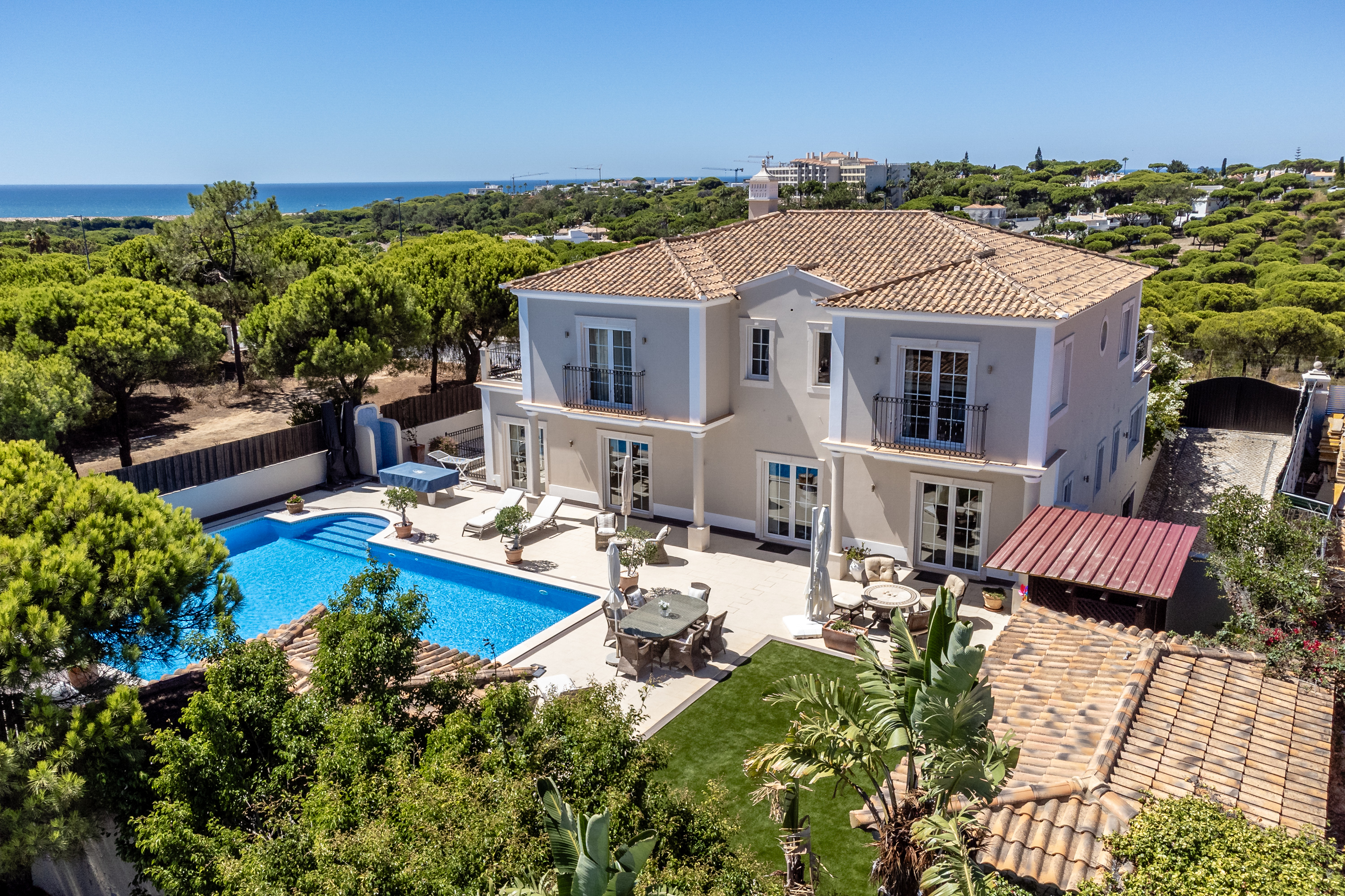 Exceptional 5+2 Bedroom Villa with Panoramic Sea Views in Varandas do Lago
