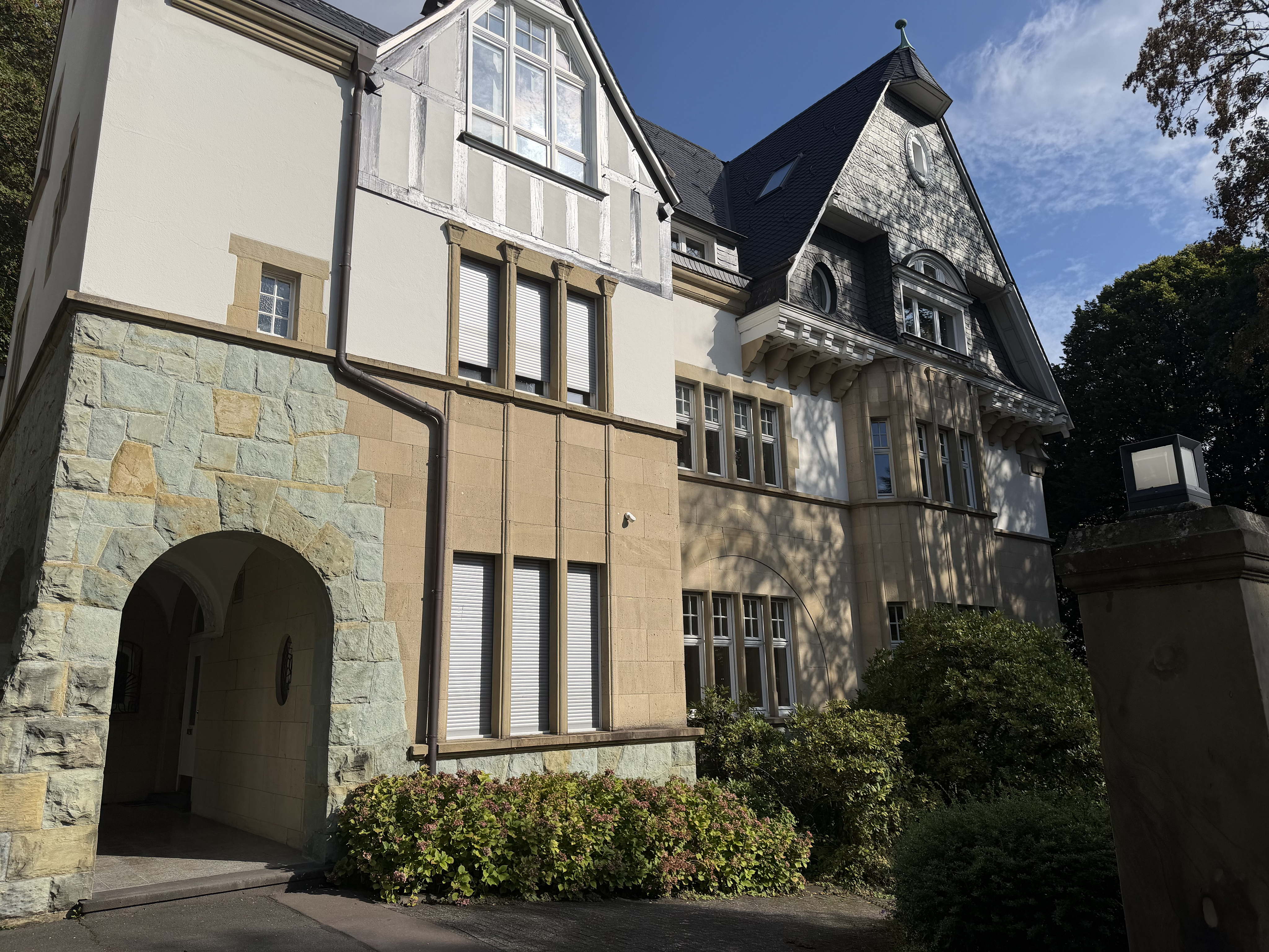 Stilvolles Wohnen in repräsentativer Villa – 5-Zimmer-Wohnung mit Sonnenterrasse im Briller Viertel