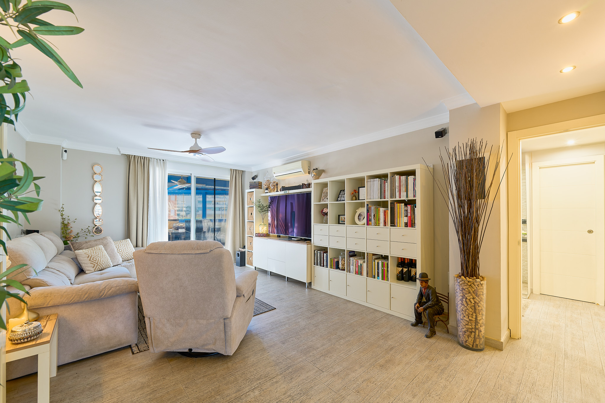 Apartamento con amplia terraza cerca del mar