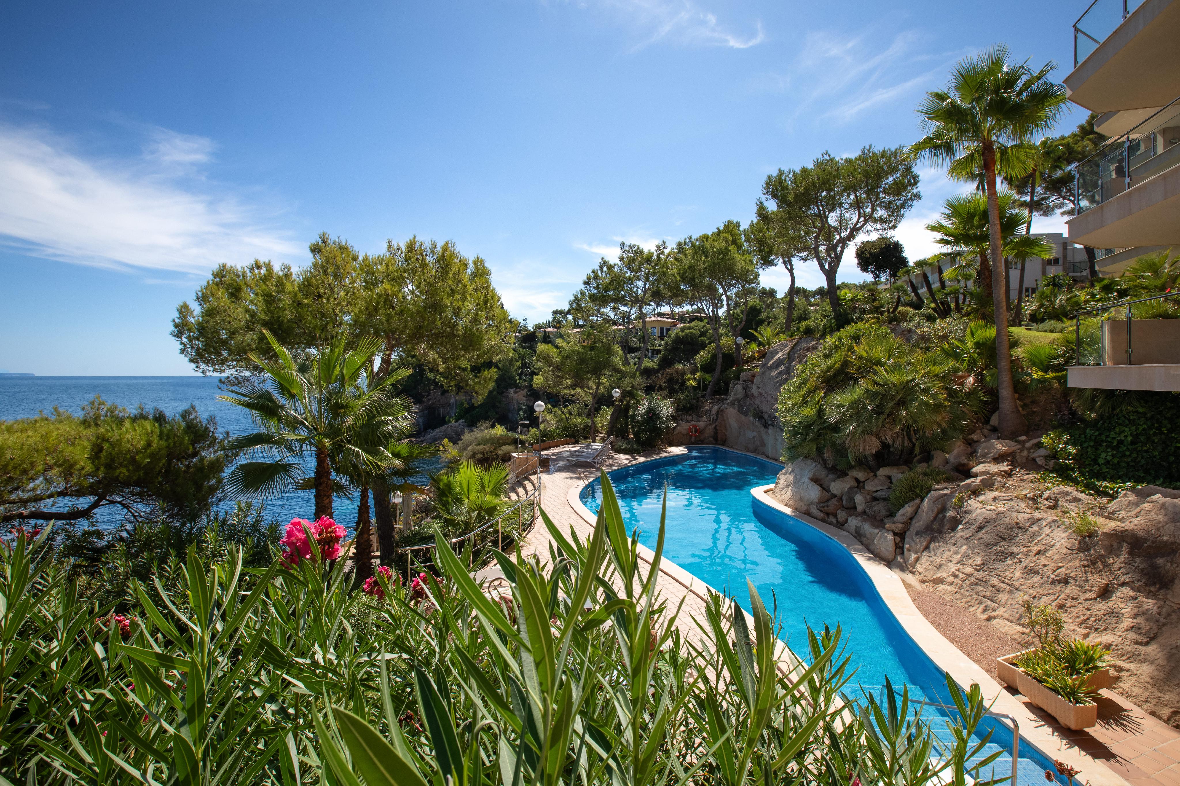 Exklusiv renoviertes Apartment in Bestlage von Cala Vinyes mit direktem Meerzugang