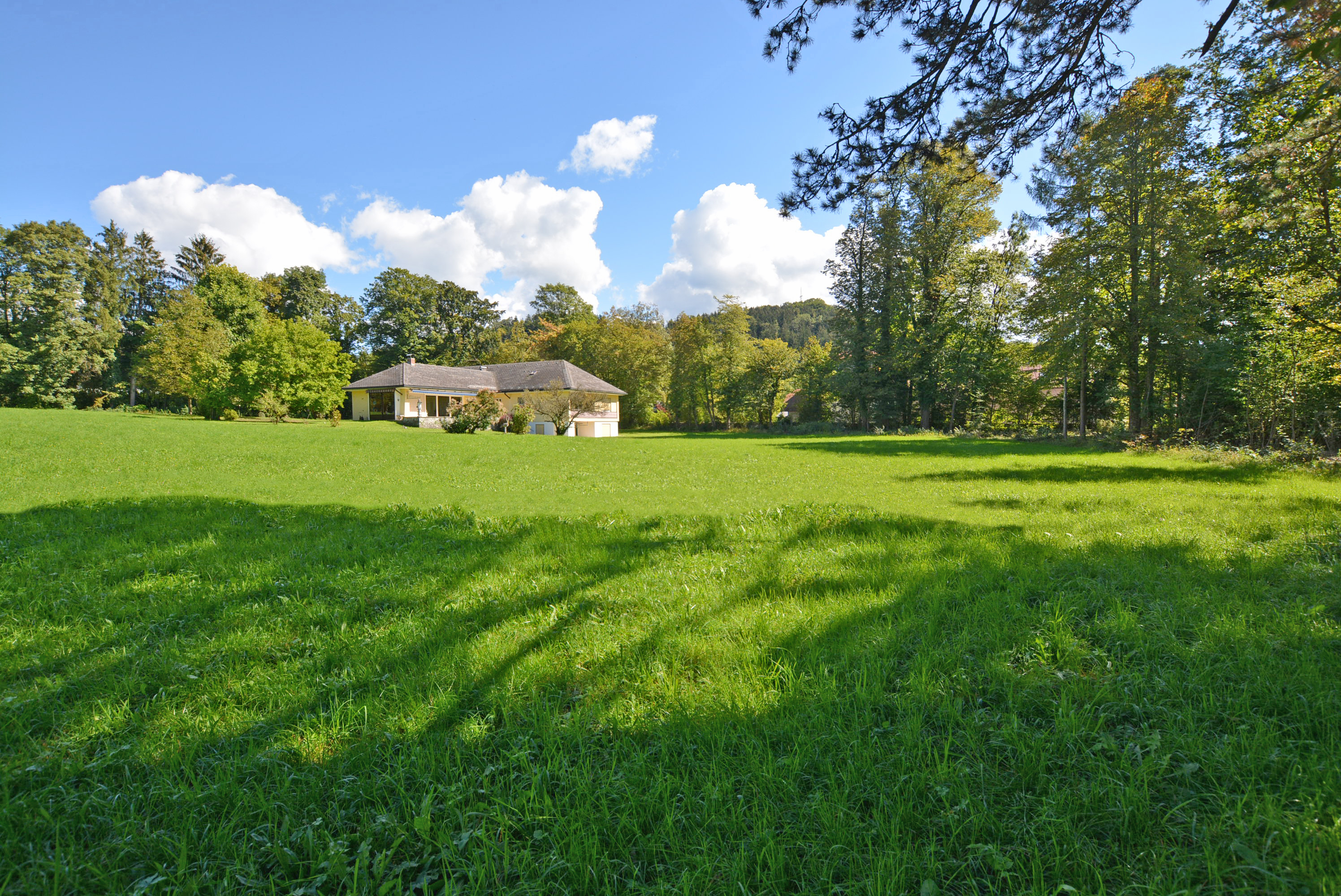 Hideaway on the outskirts of the City of Salzburg - villa on historic park grounds / privacy on approx. 1.5 ha / only about 12 km south of the City of Salzburg