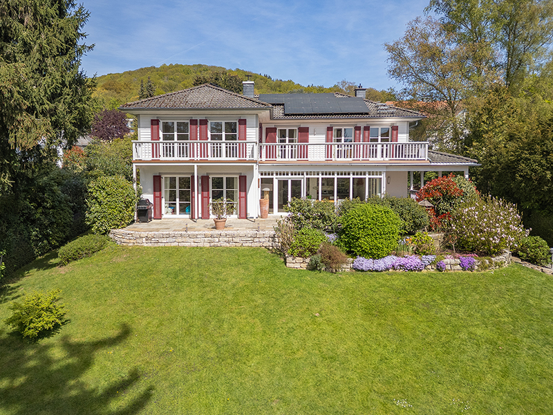 Elegant family villa with dream garden in Hampton style