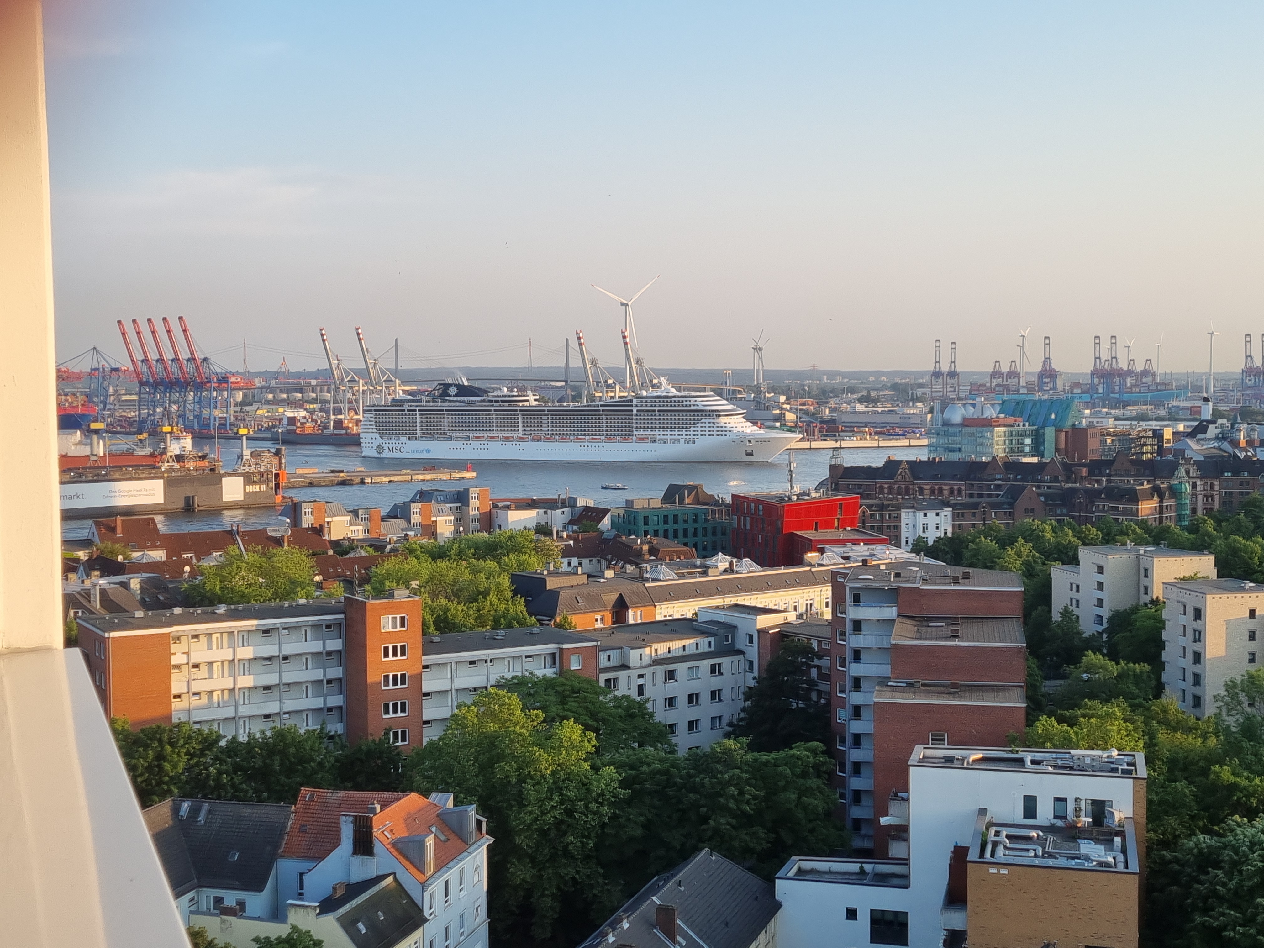 Der Elb-Logenplatz mit Blick auf den Hamburger Hafen!