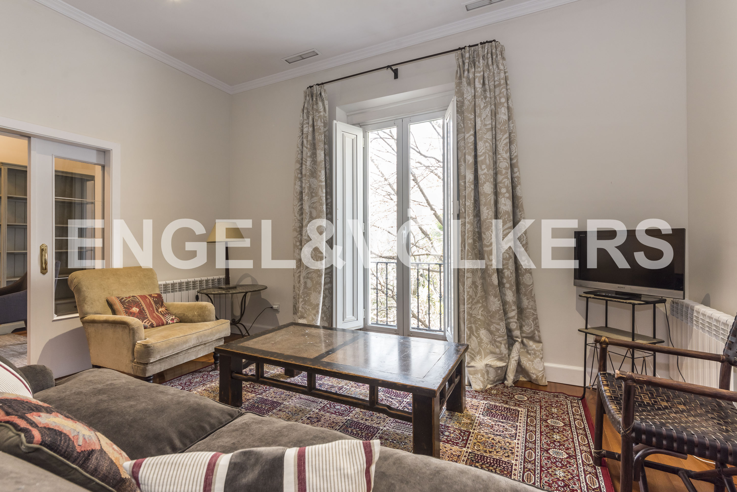 Elegant furnished apartment overlooking the garden for rent
