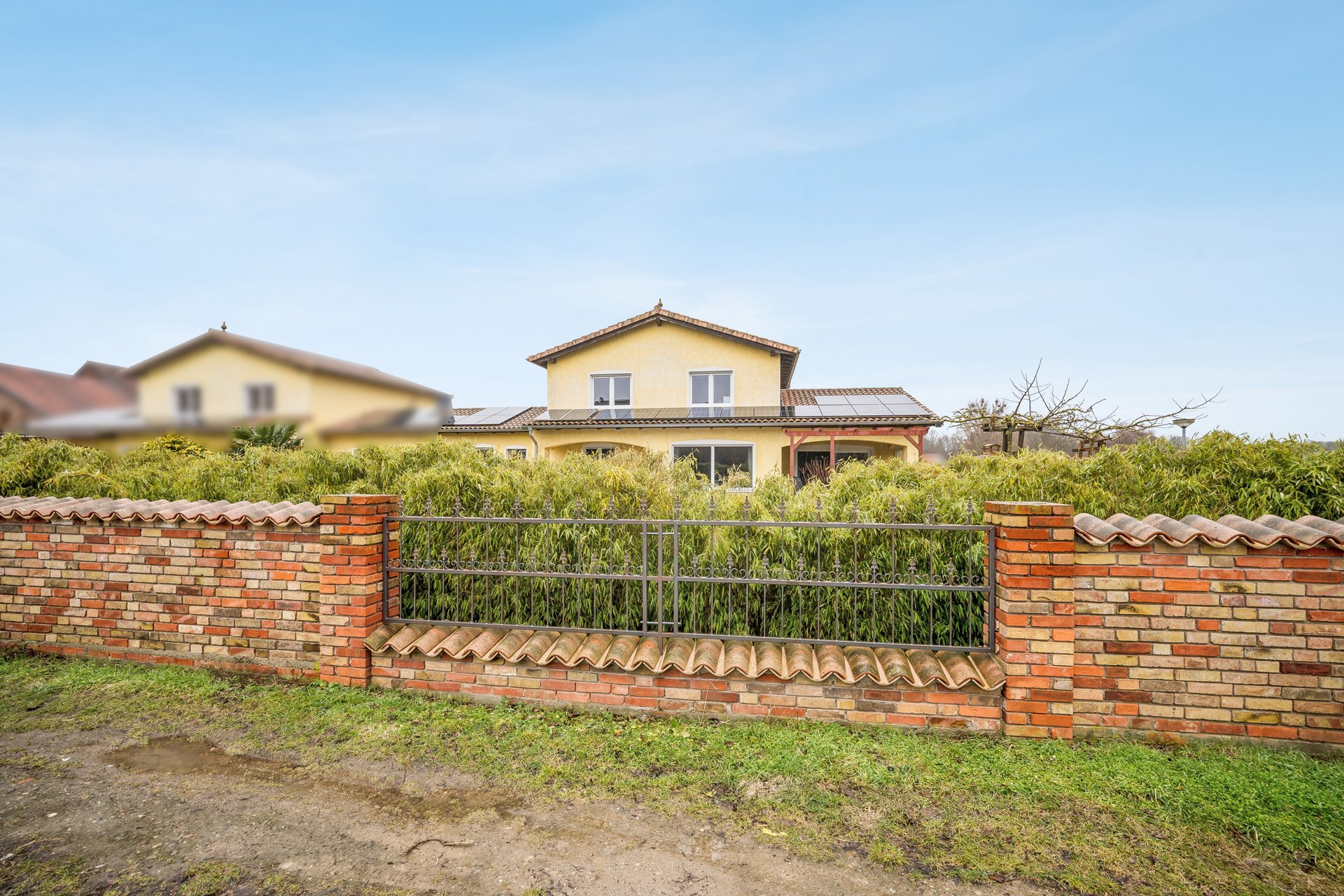 Wohnen im mediterranen Stil: Doppelhaushälfte in Feldrandlage mit beheizbaren Schwimmteich