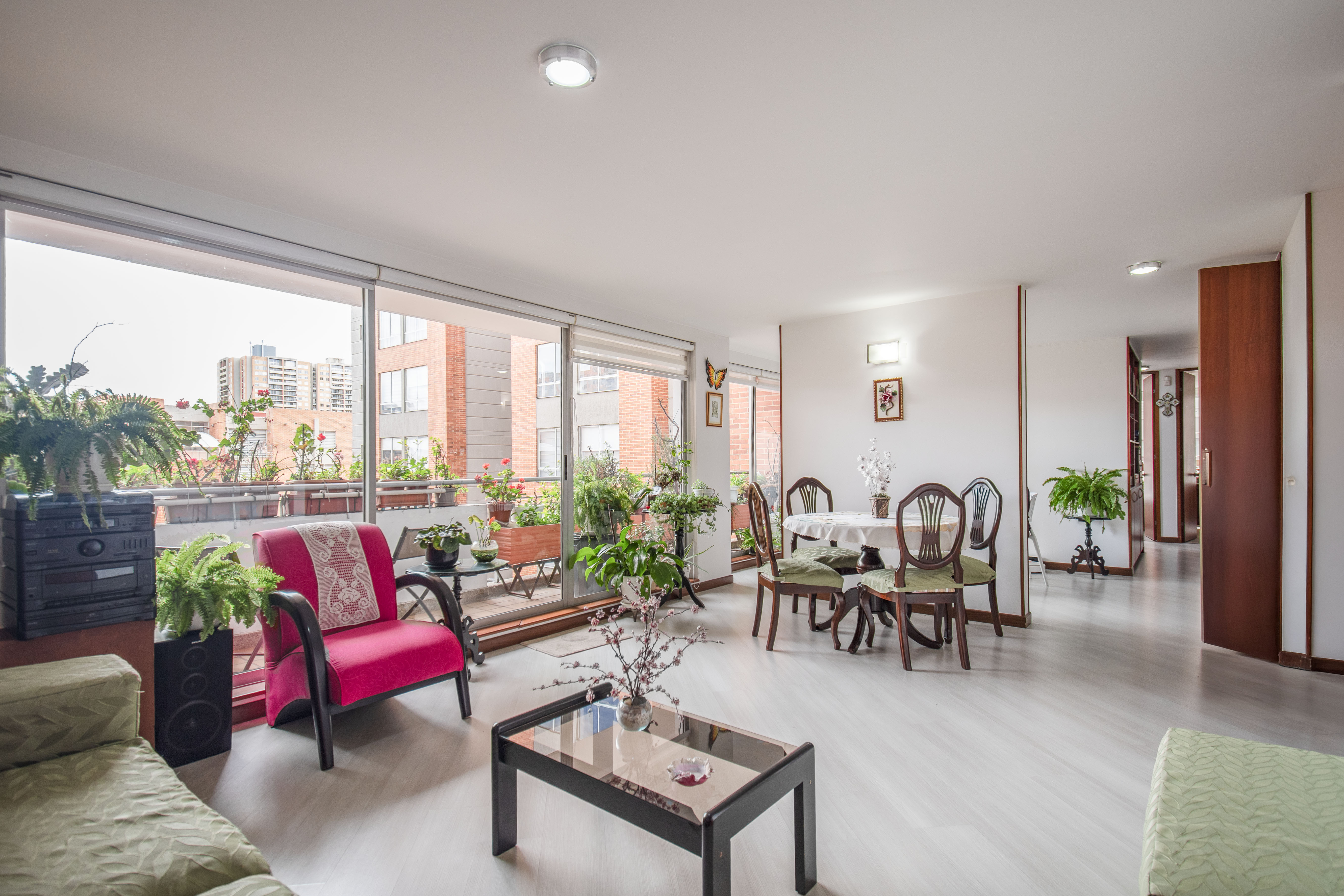 Iluminado apartamento con amplio balcón para venta en La Alameda