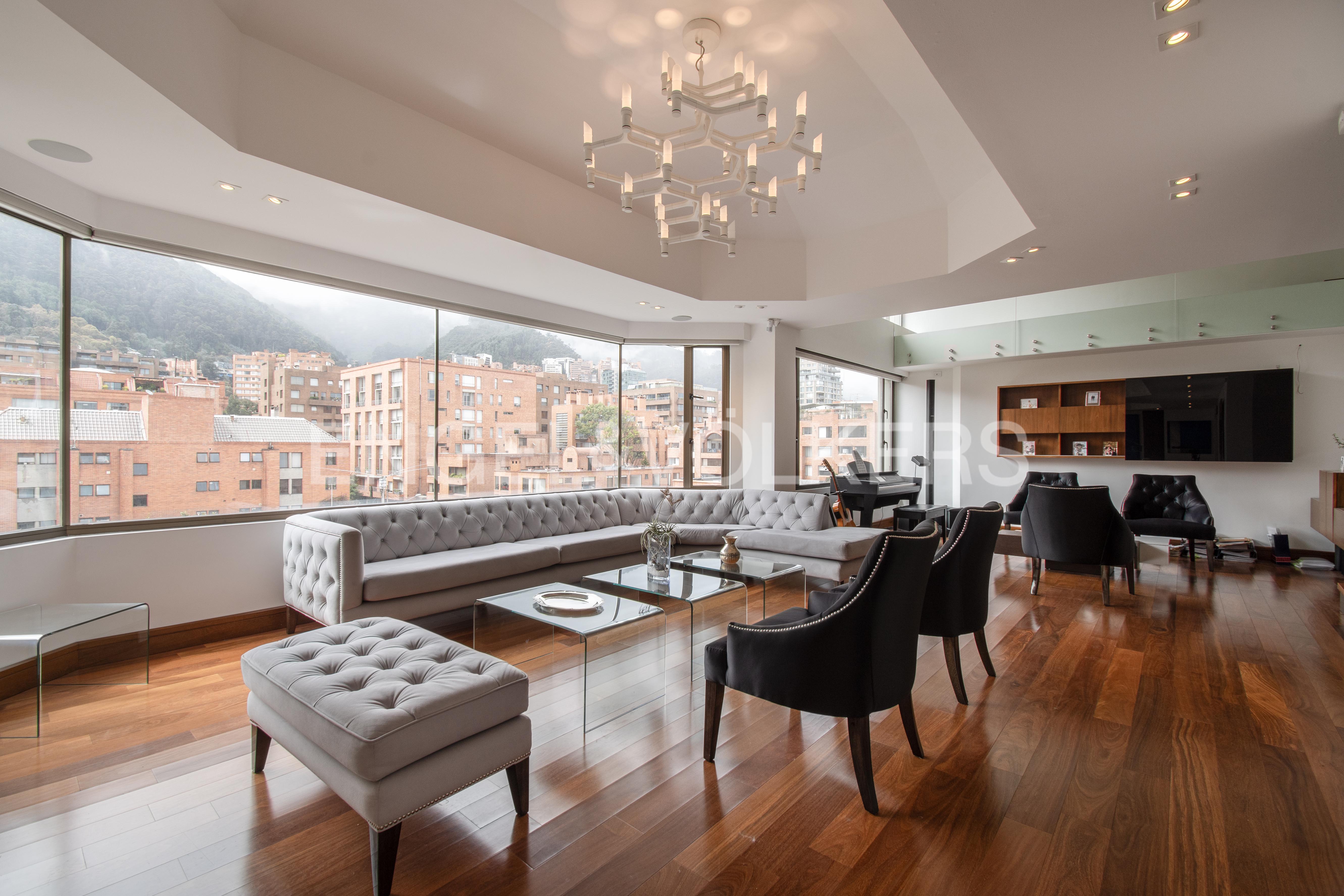 Penthouse remodelado con terraza para arriendo en Chicó Museo