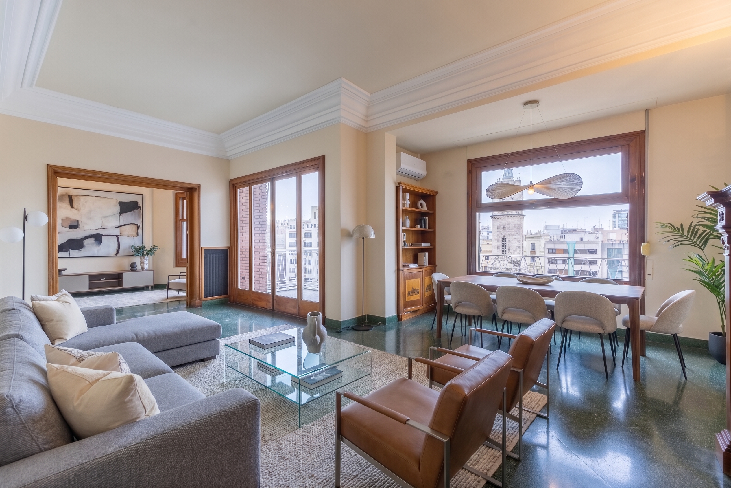 Descubra un señorial apartamento de 305 m² en el centro de València: 6 dormitorios, terraza privada, chimenea, suelos de piedra, ascensor y portero, a pasos del Mercado Central.