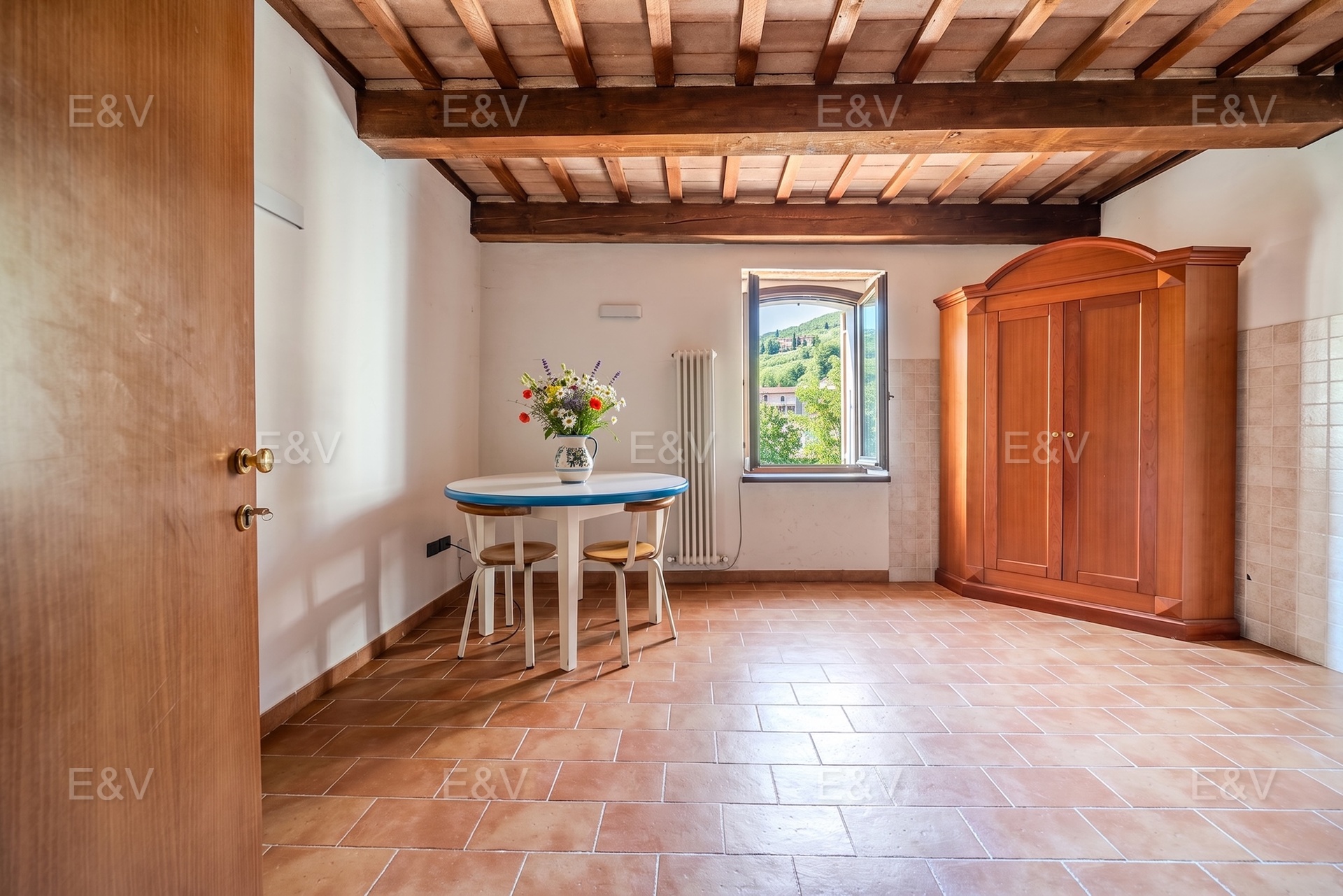 A charming house with a rock cave in Cantiano
