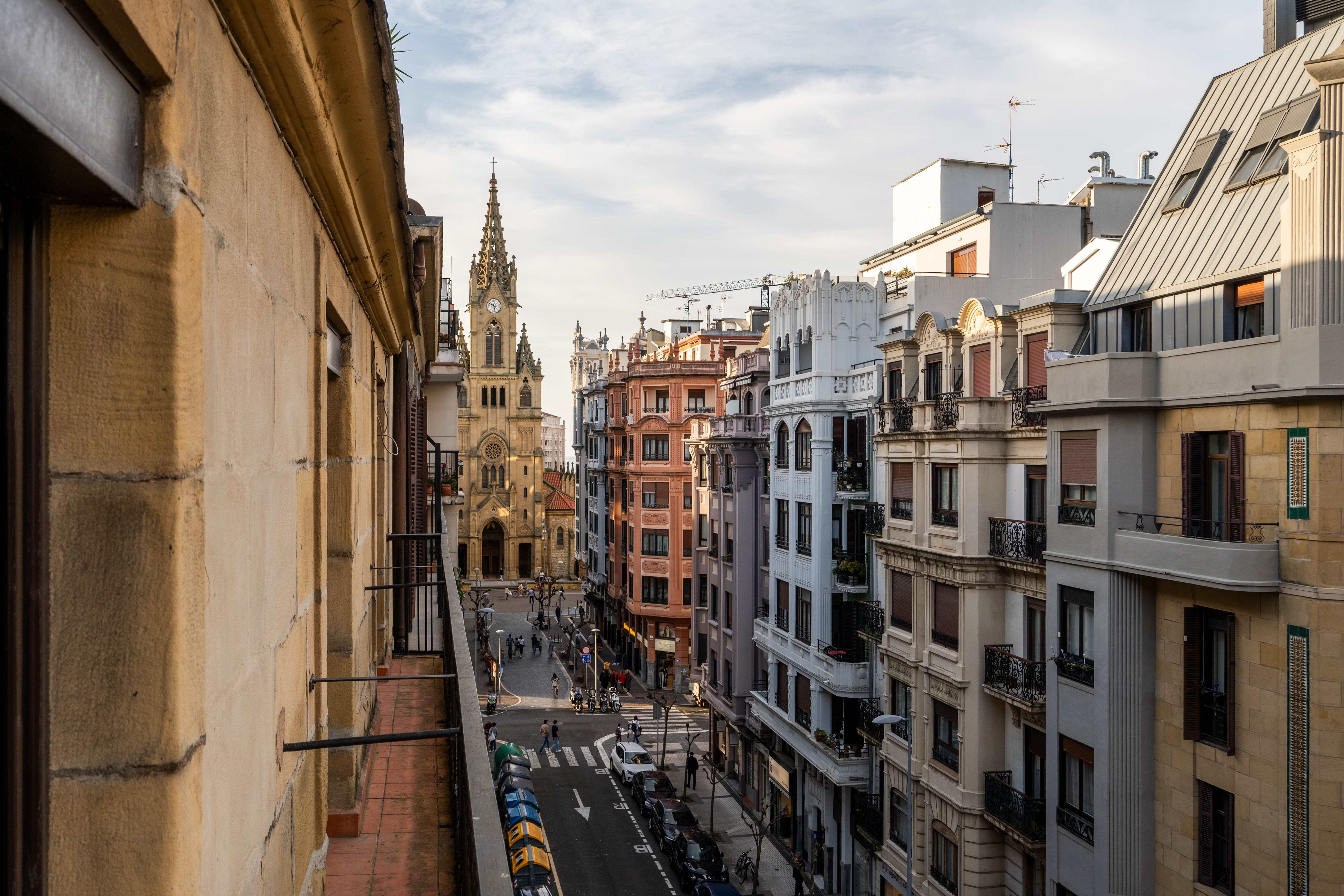High-floor, outward-facing, very bright apartment in the heart of Gros