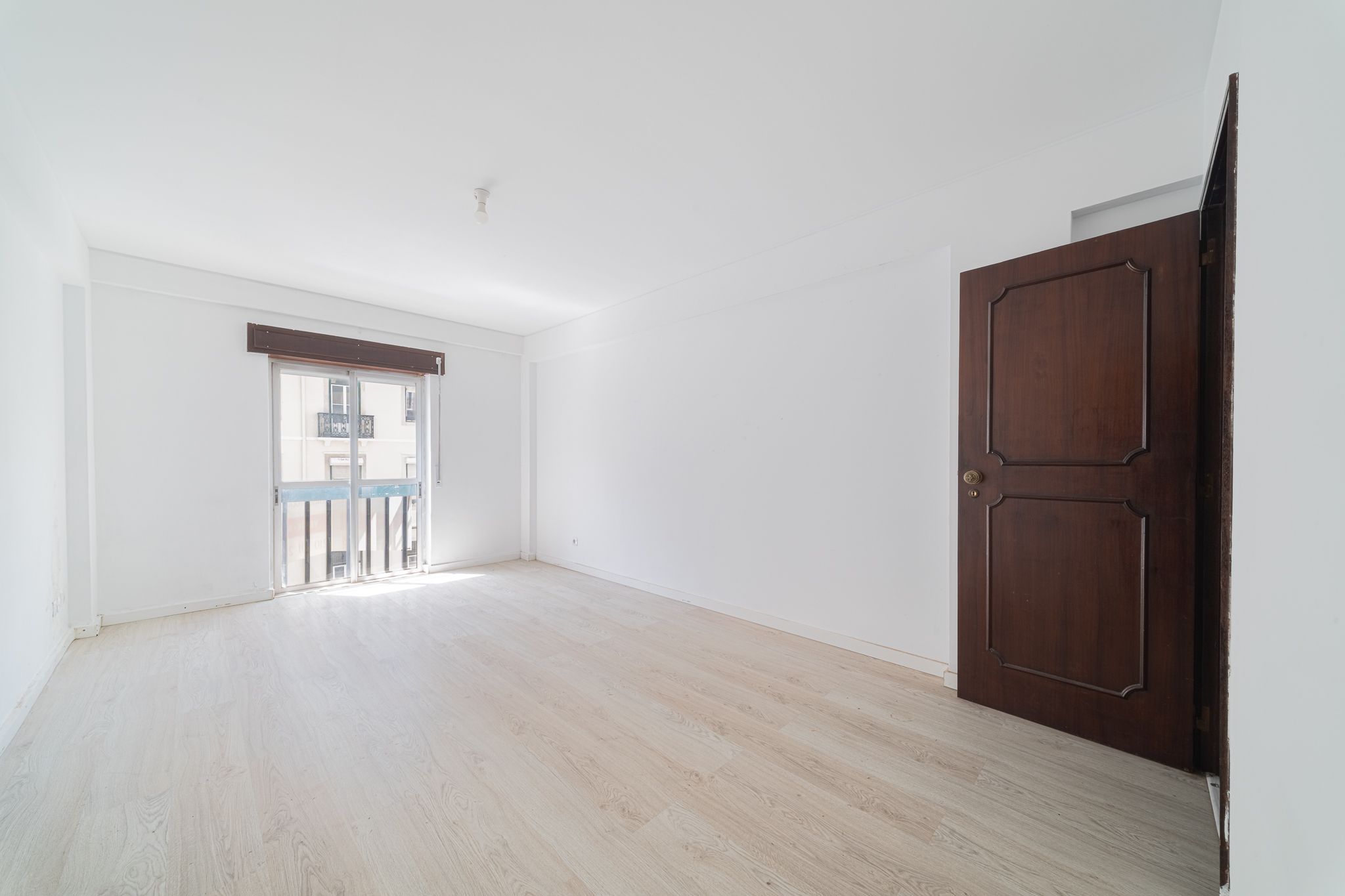 Bright 2 Bedroom apartment with balcony near Arroios metro