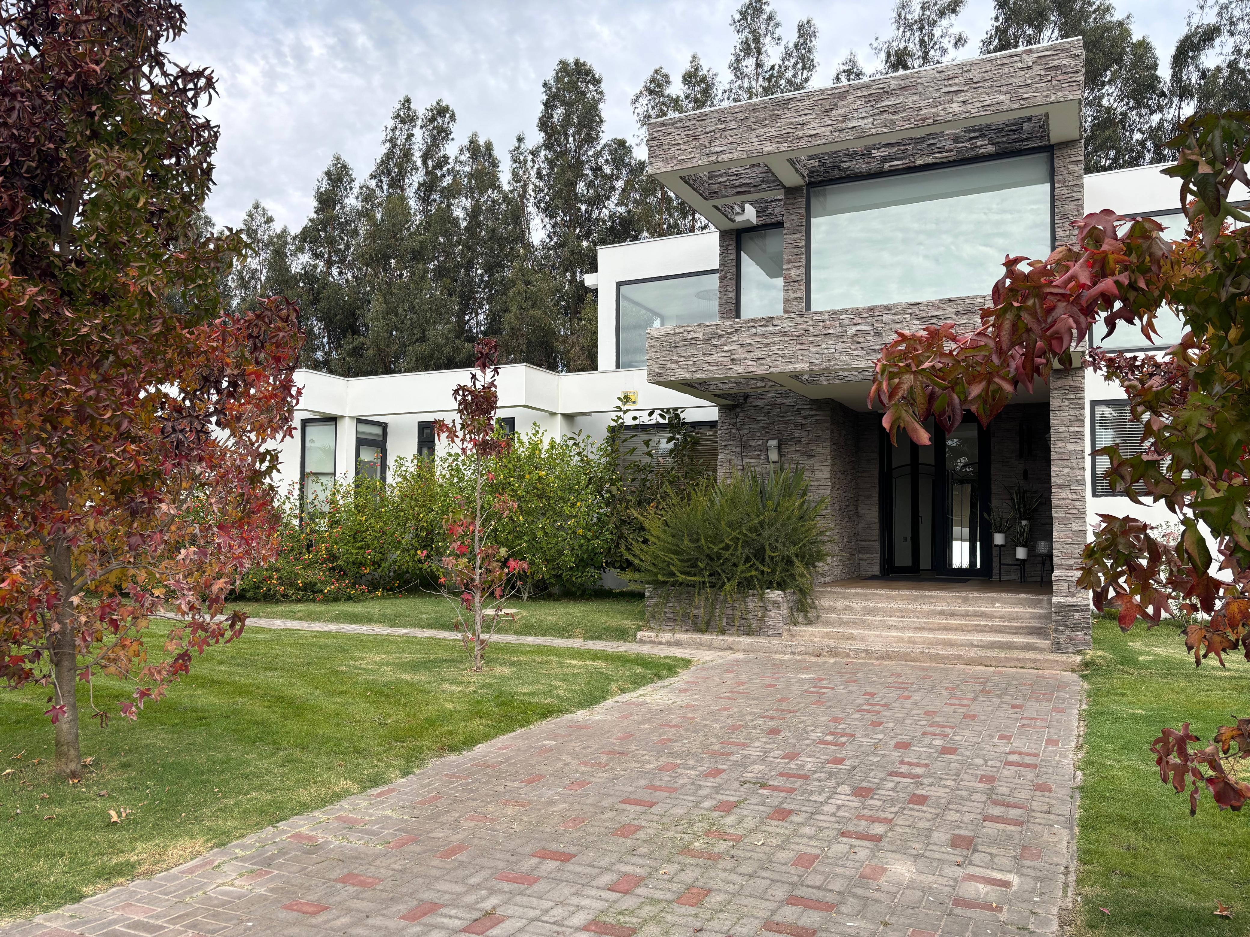 Moderna casa en exclusivo Condominio