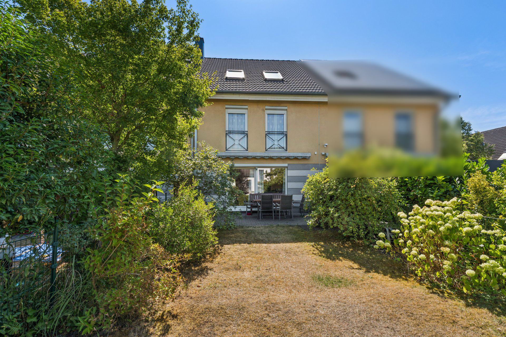 Future-proof, light-filled & ready for immediate occupancy: Spacious mid-terrace house in the popular Edelsteingarten development