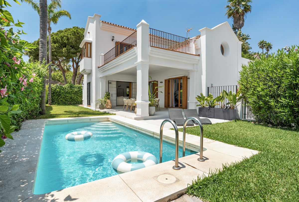 Elegant South-Facing Villa in the Prestigious Residential Area of Nagüeles