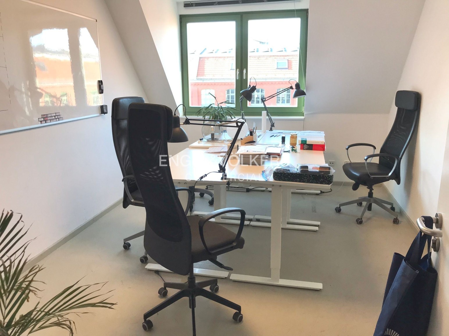 Arbeiten hinter roter Backsteinfassade